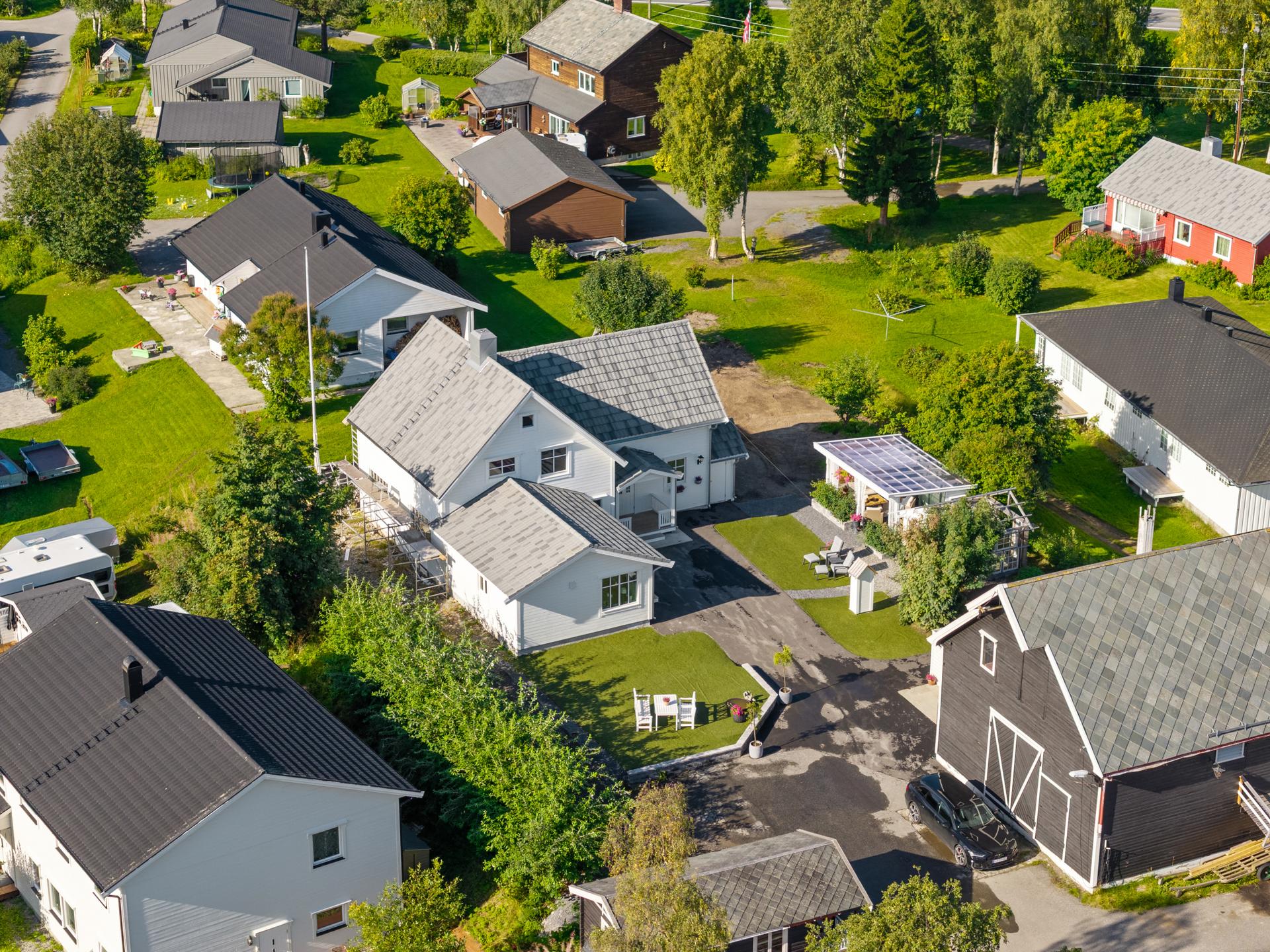 Velholdt og tilbygd enebolig på stor og innholdsrik eiendom. Foto: EFKT. Bilde nummer 2 av 3