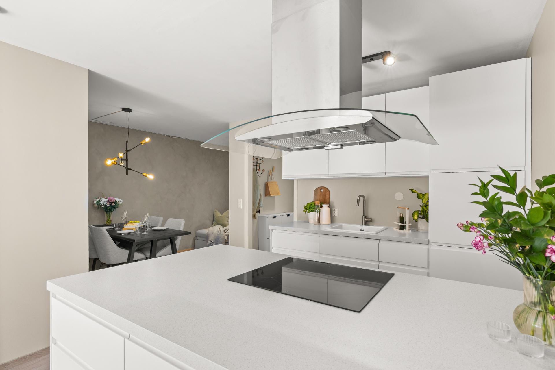 Velkommen til Lusetjernveien 54. Foto: John Løvås. Kjøkkenet er utstyrt med induksjonstopp med komfyrvakt og kullfilterventilator.. Bilde nummer 1 av 3