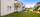 Skjermet hageareal på baksiden som grenser mot en naturlig bergknaus.. Bilde nummer 1 av 3