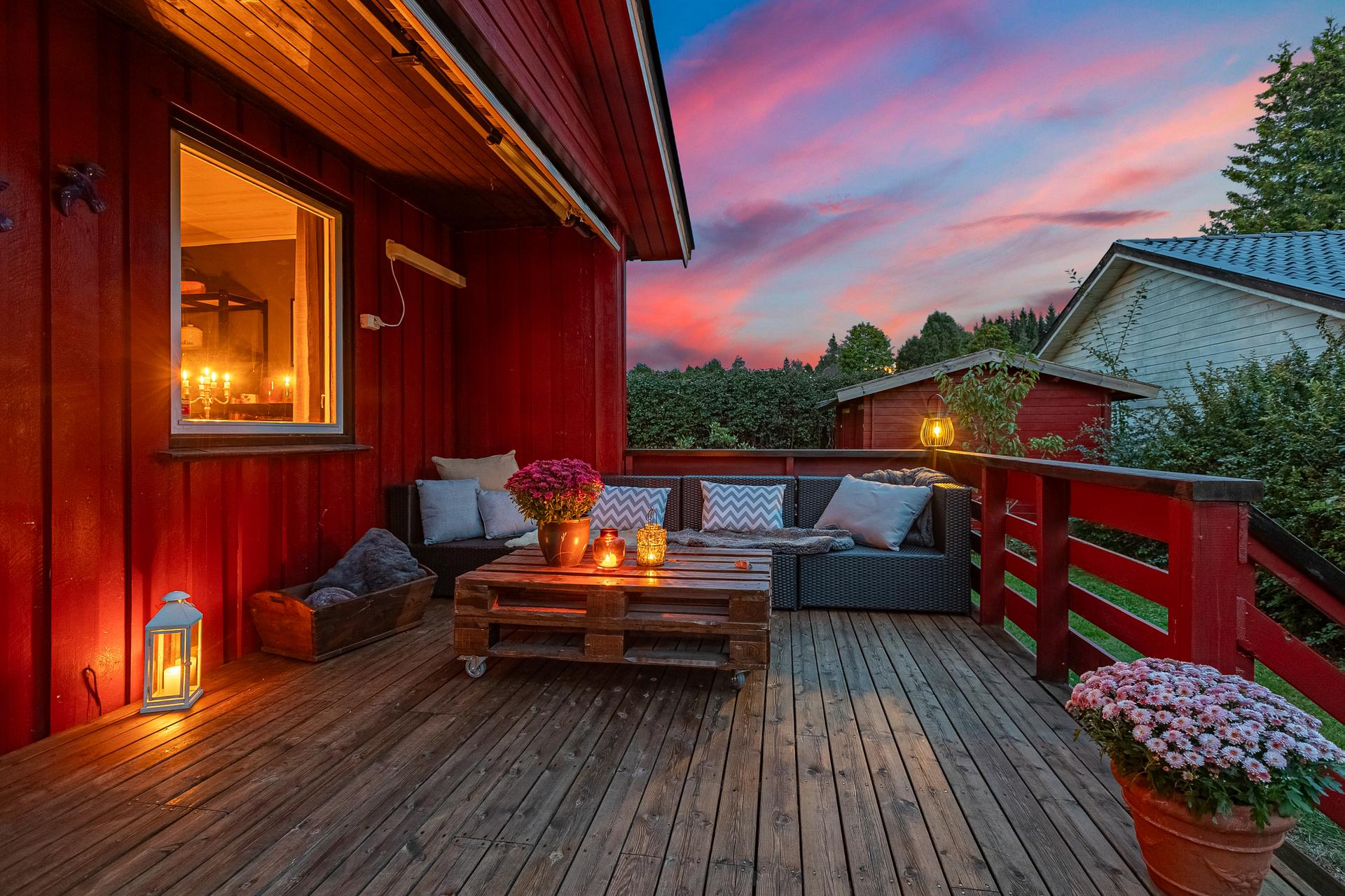 Fra stuen er det direkte utgang til en stor sørvestvendt terrasse på 20 m².. Bilde nummer 2 av 3