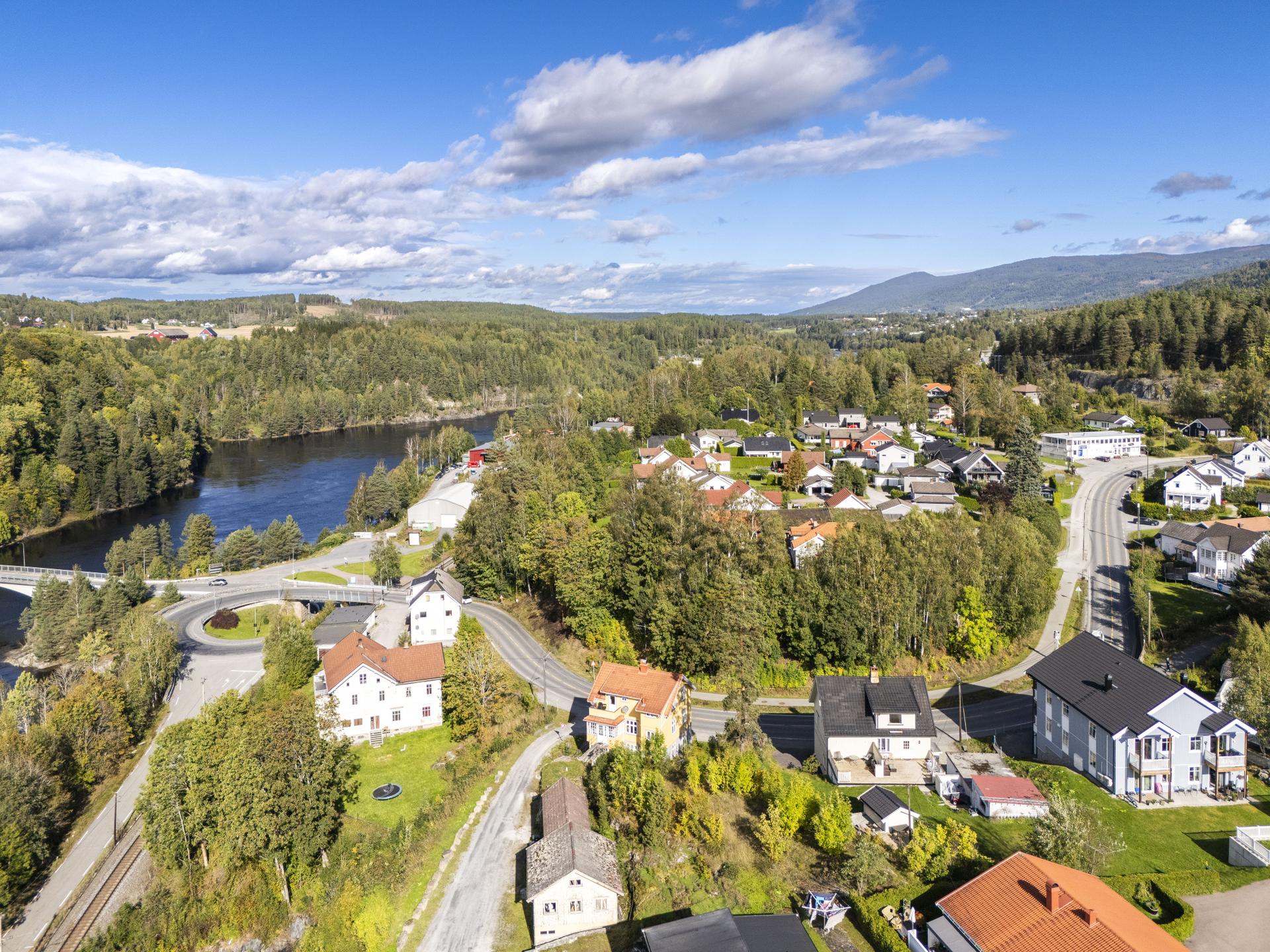 Lilleåsgata 26 har en meget sentral beliggenhet i nærheten av Åmot med svært gode profileringsmuligheter ut mot hovedgata.. Bilde nummer 2 av 3