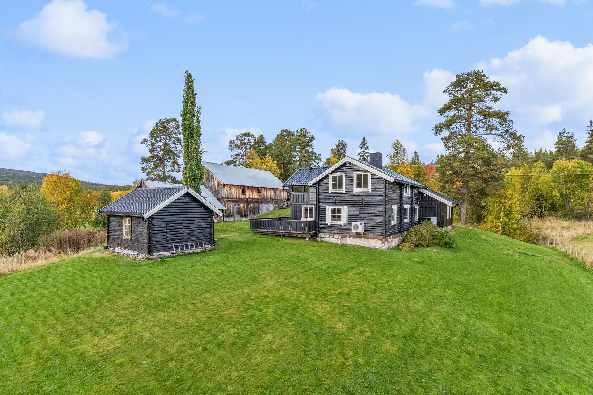 Tradisjonsrikt tun med opprinnelig tømmerbygning fra 1901, oppført med moderne tilbygg og velholdte utearealer.. Bilde nummer 3 av 3