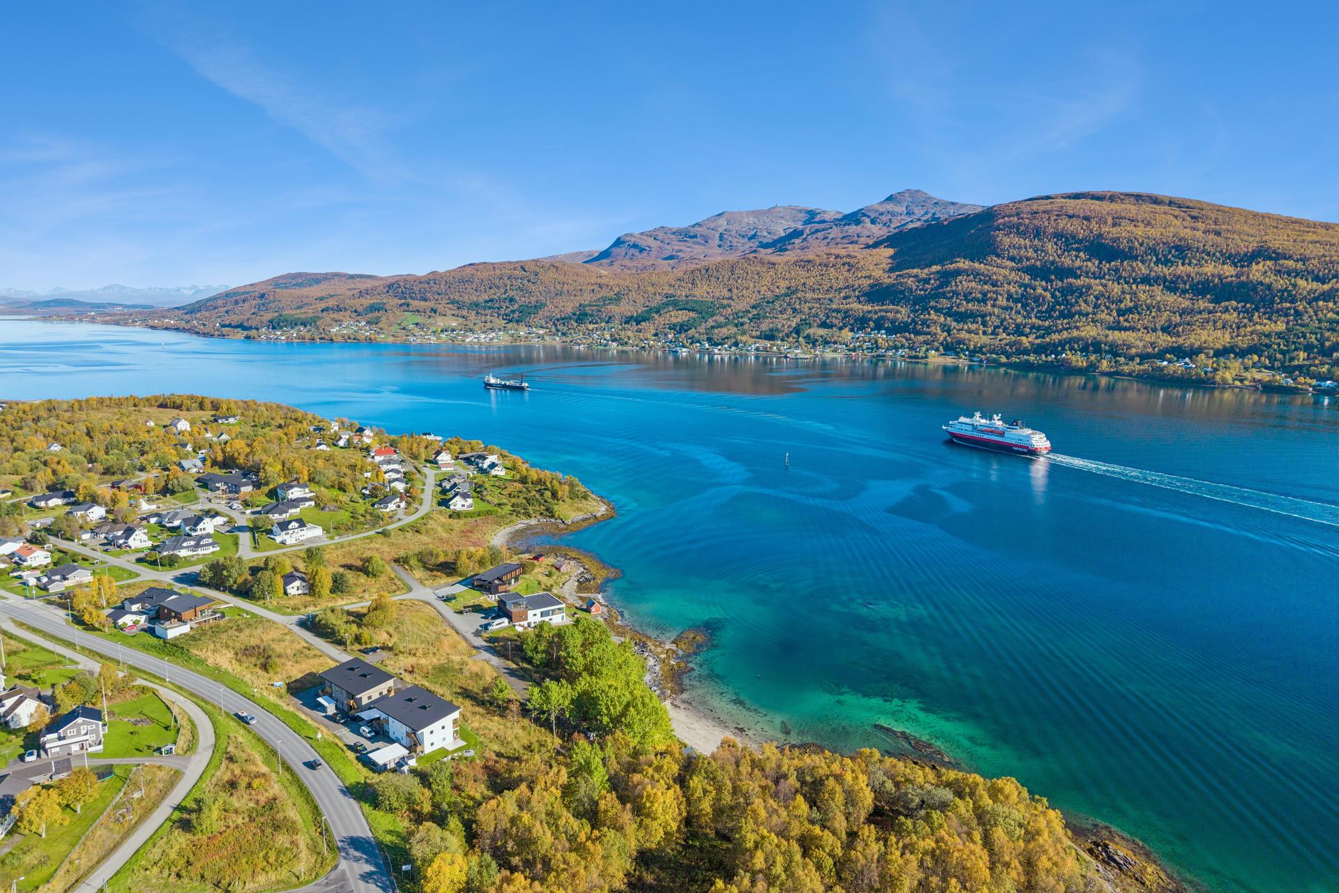 Gisundet byr på aktiv kysttrafikk og flotte maritime omgivelser rett utenfor døren.. Bilde nummer 3 av 3