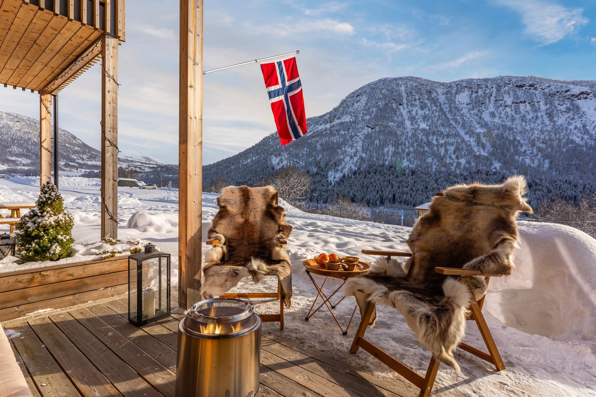 Terrassen kan utvides - det er også enkel tilkomst til leiligheten fra denne siden. Bilde nummer 1 av 3