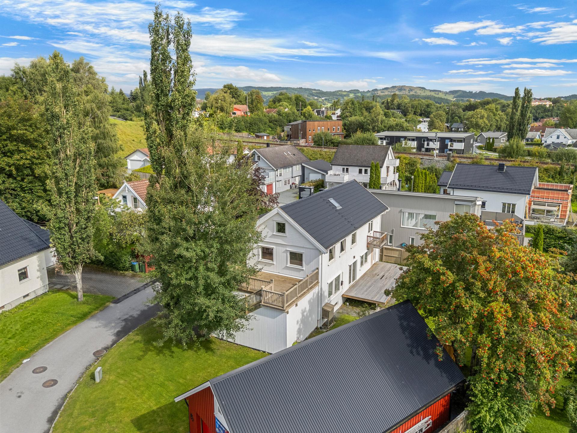 På eiendommen er det også oppført en nyere garasje på ca. 67 m², med svært gode lagrings- og parkeringsmuligheter. . Bilde nummer 2 av 3