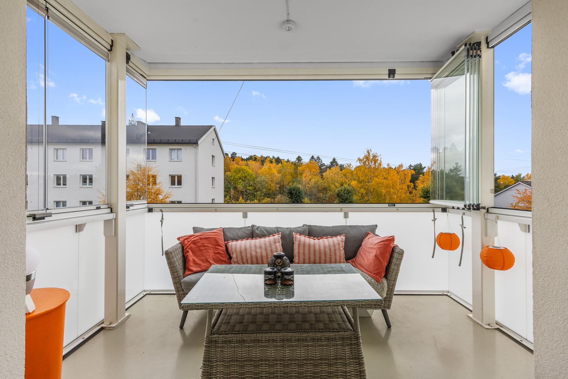 Gjennomgående treromsleilighet med vestvendt innglasset balkong og usjenert utsyn.. Bilde nummer 2 av 3