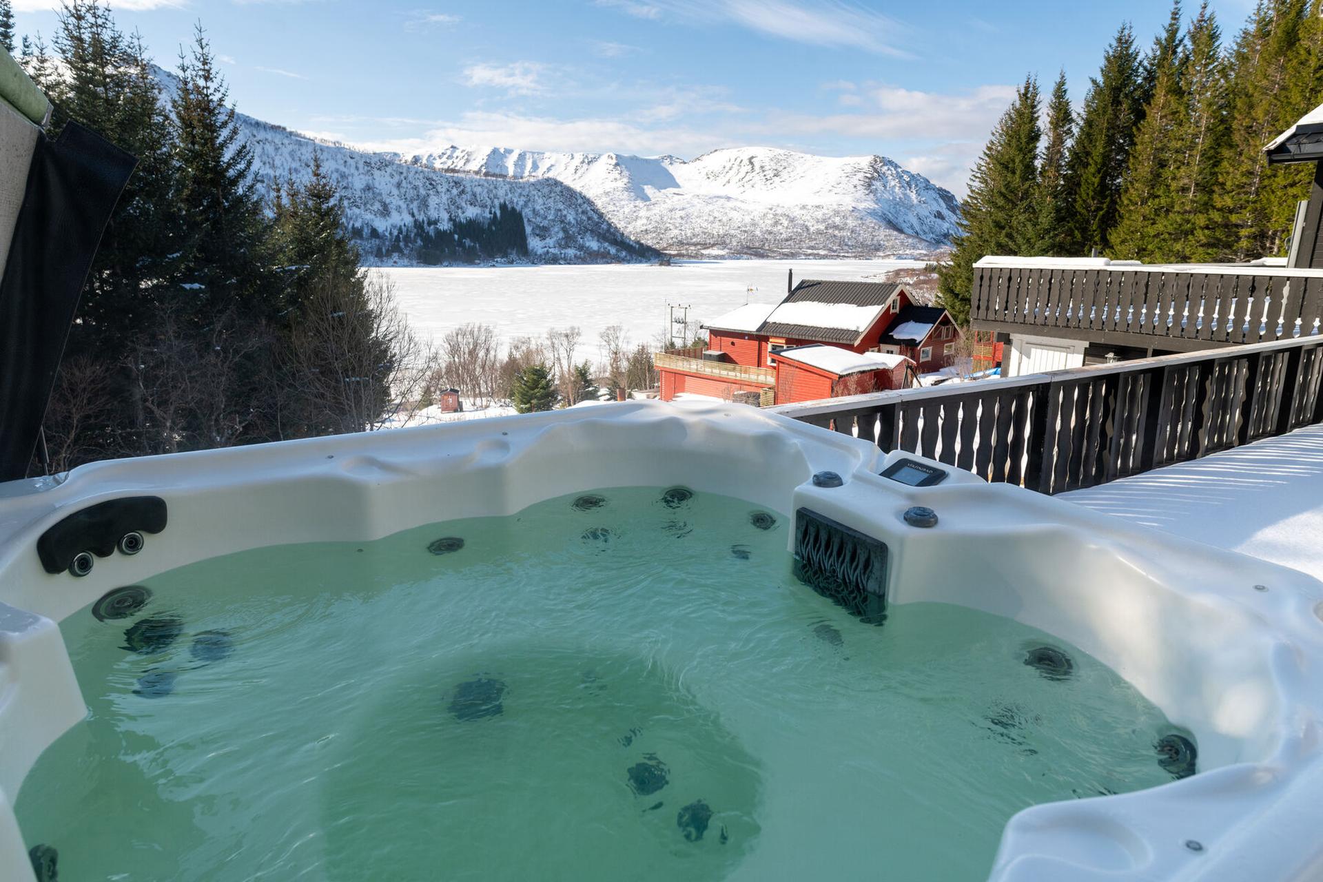 Den store terrassen på 72 m² har god plass til utemøbler og jacuzzi.. Bilde nummer 3 av 3