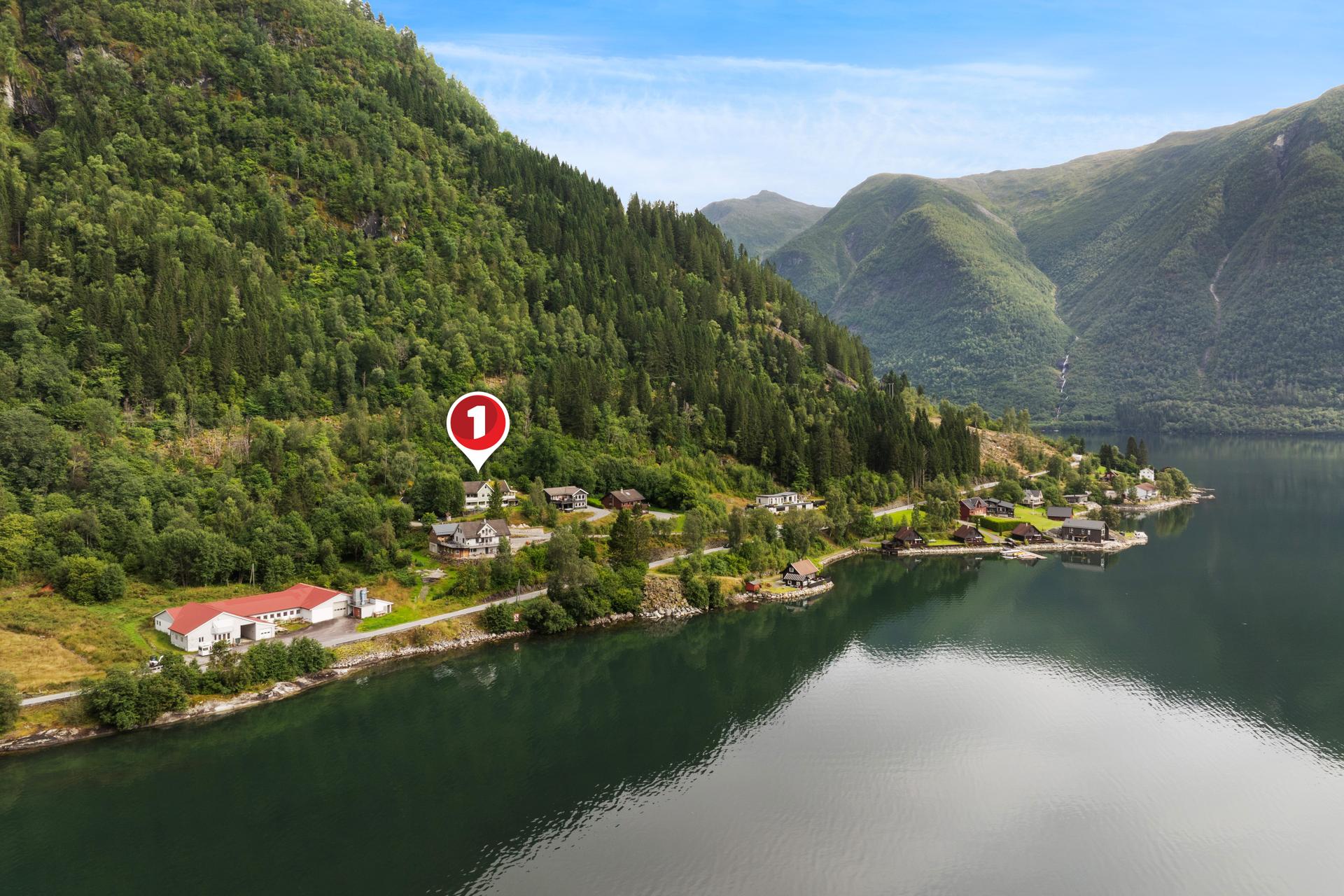 Eigedomen ligg flott til på Torsnes med fin utsikt over Sværefjorden og fjella rundt.. Bilde nummer 3 av 3