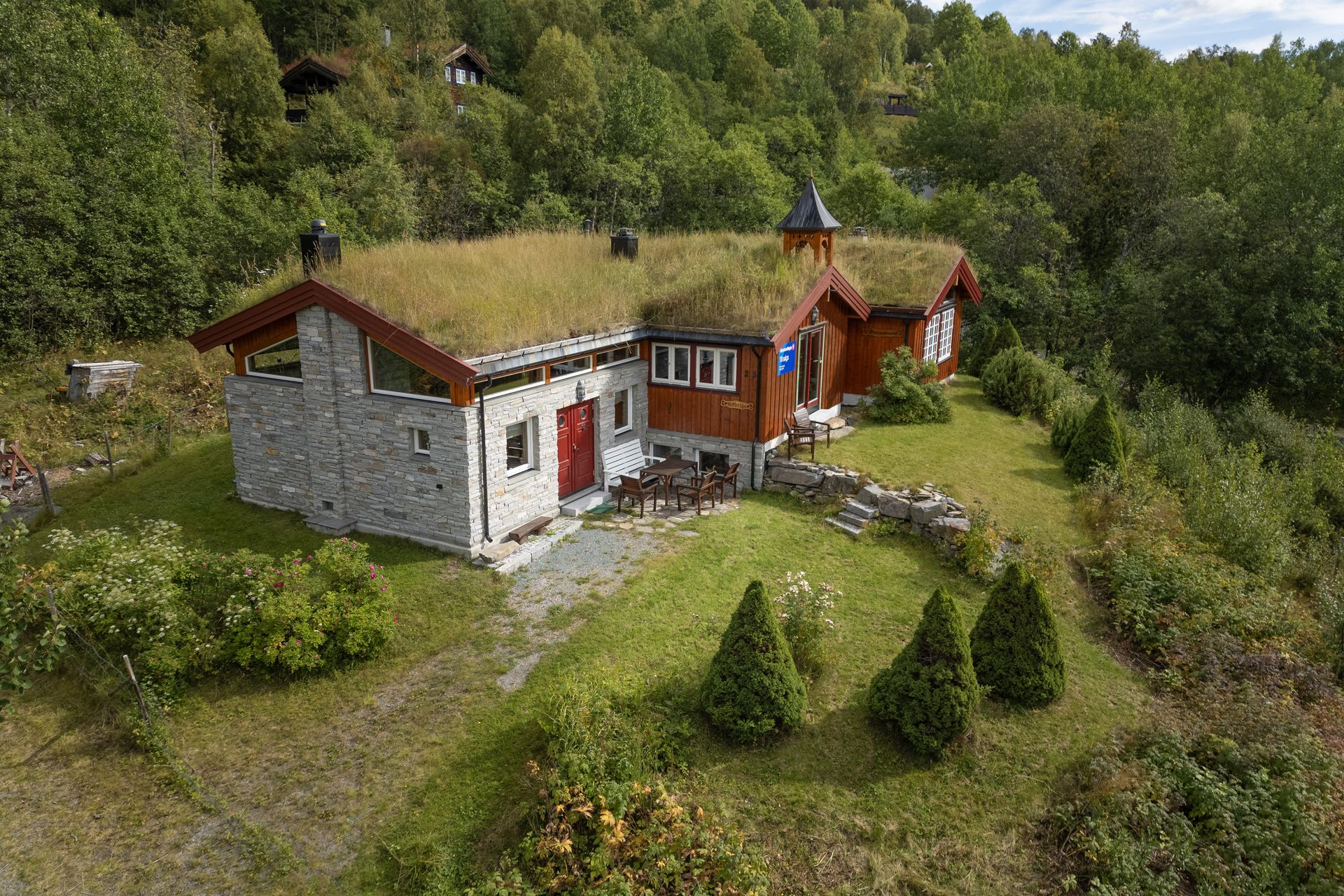 Fra eiendommen er det ca. 14 kvm til Oppdal sentrum med alt av servicefasiliteter. . Bilde nummer 3 av 3