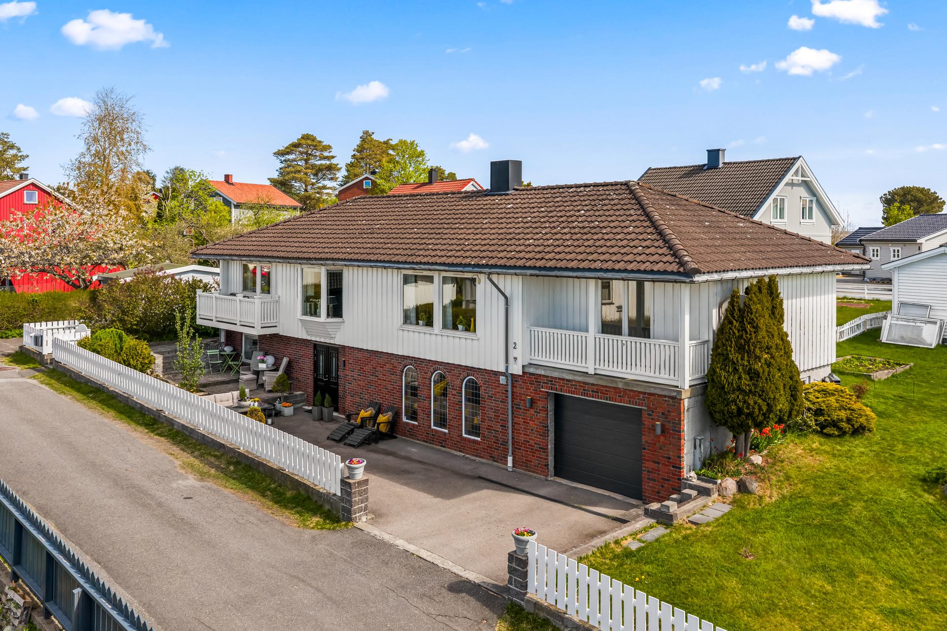 Velkommen til Kilbergsgaten 2. Super familiebolig med 4 soverom, stor stue/kjøkken, tv-stue, kjellerstue og mye lagringsplass! Foto: FOTOetcetera AS. Bilde nummer 1 av 3