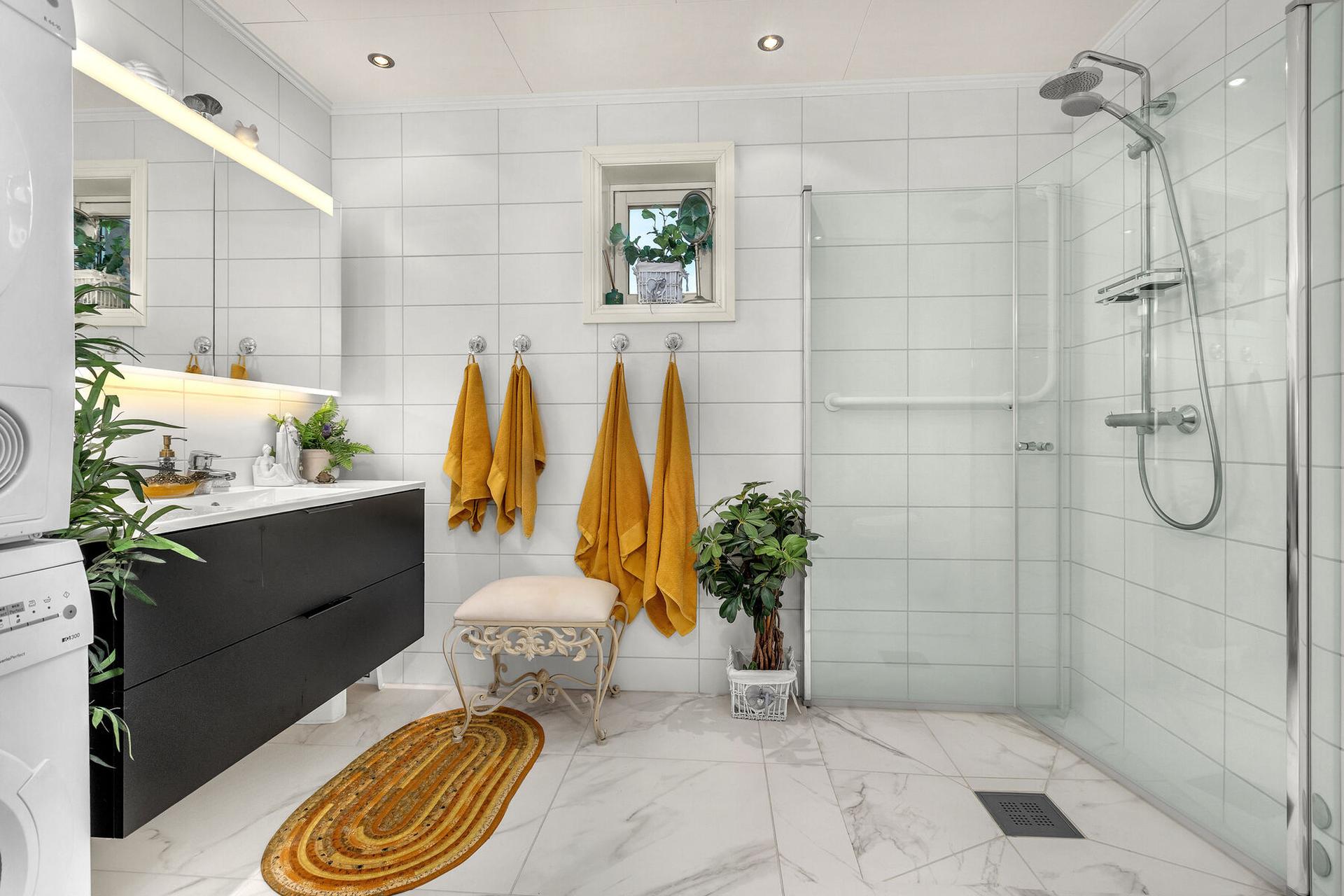 Badet ble pusset opp i 2024 med flislagte overflater, gulvvarme og opplegg for vaskemaskin.. Bilde nummer 3 av 3