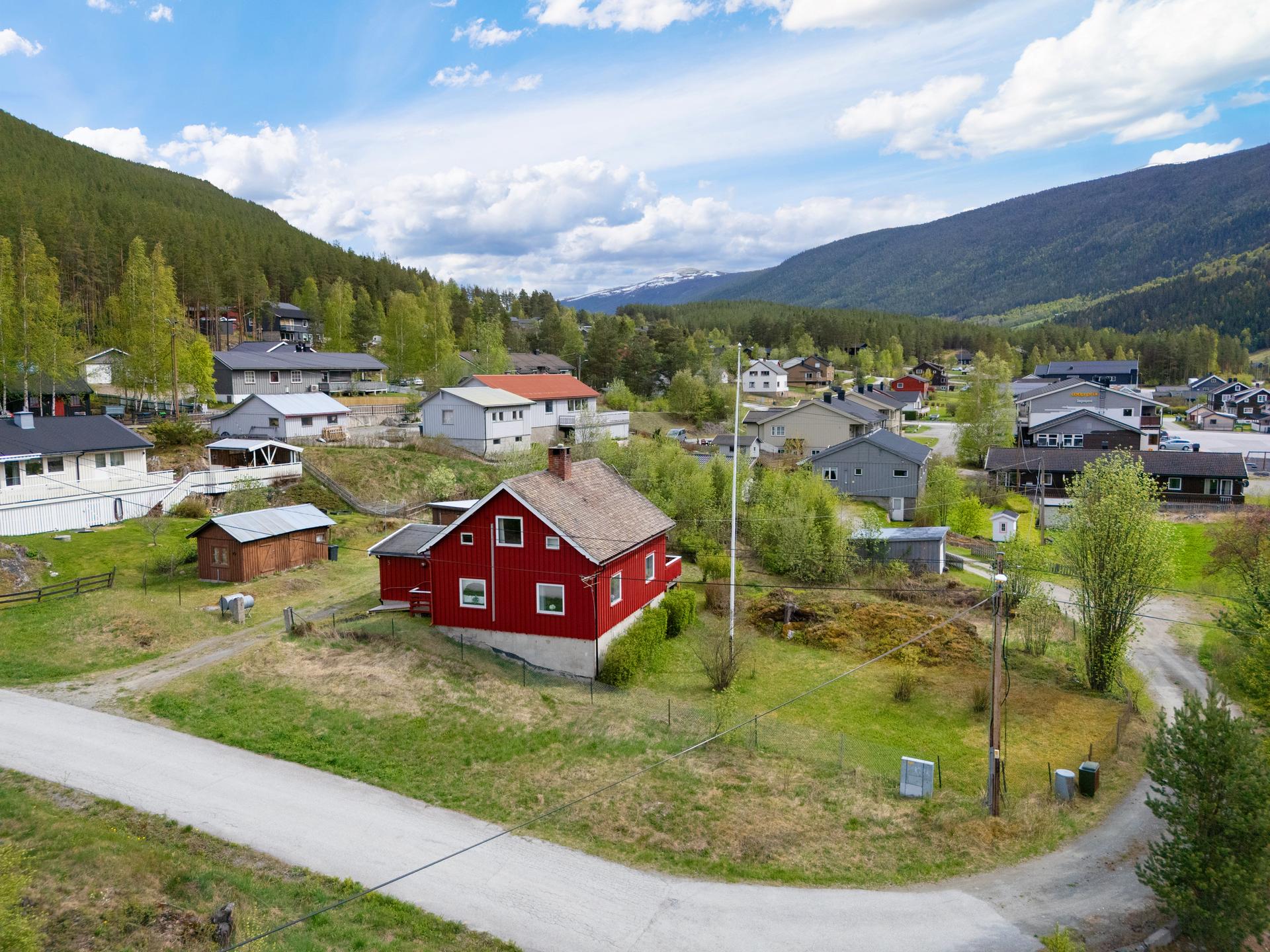 Eiendommen "Skogly" ligger sentralt til på Lalm.. Bilde nummer 2 av 3