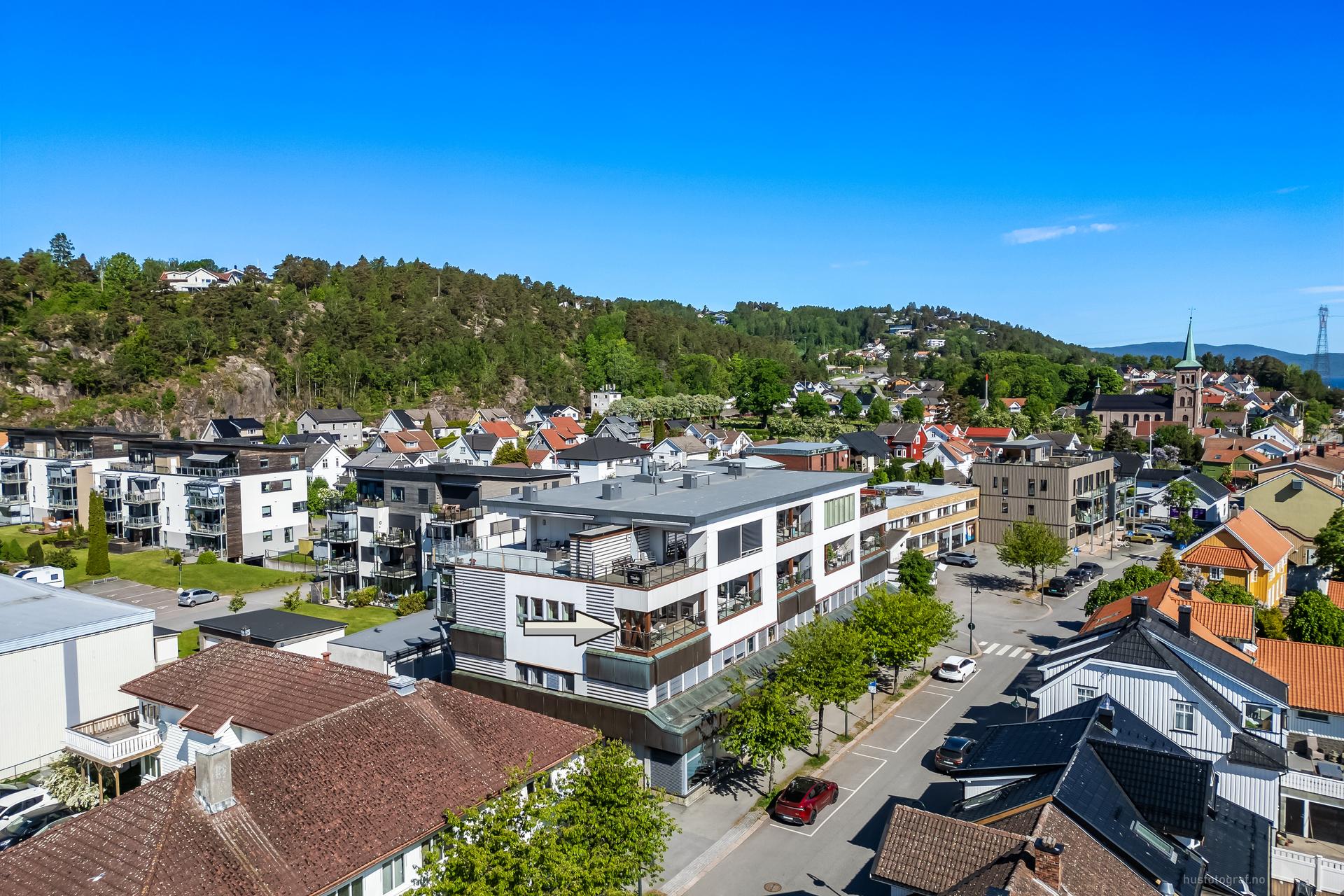 Bygget er oppført i 2013 og har heisadkomst samt felles garasjerekke.. Bilde nummer 2 av 3