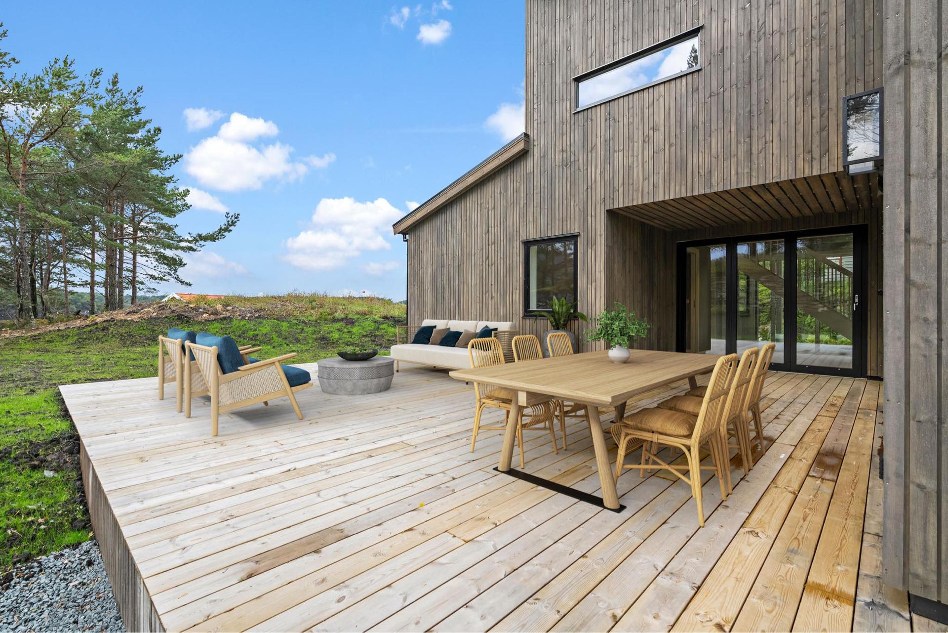 Den store treterrassen har god plass for utemøblar og sosiale samankomstar.. Bilde nummer 3 av 3