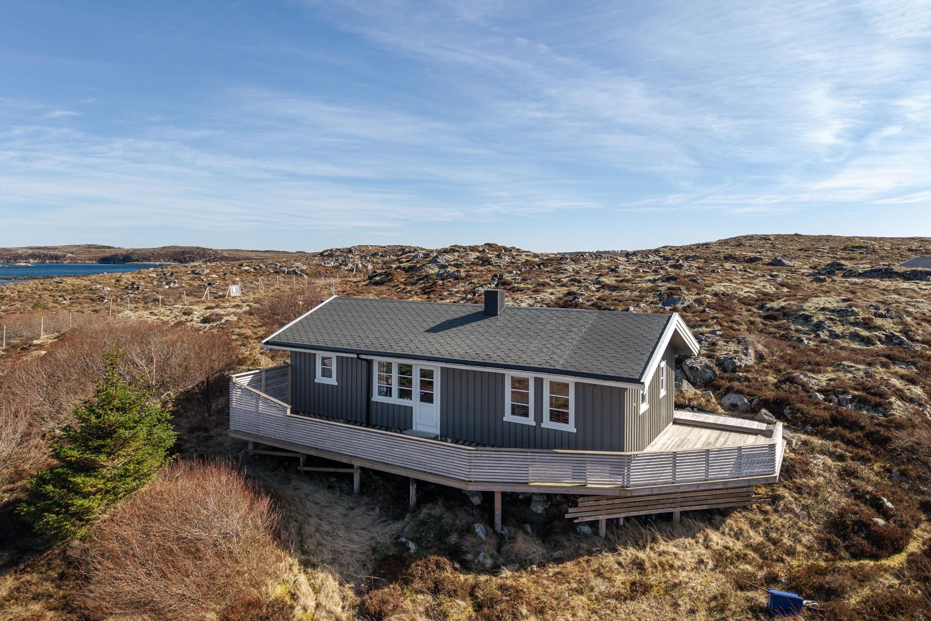 Koselig fritidseiendom beliggende på Dyrøya. Bilde nummer 2 av 3