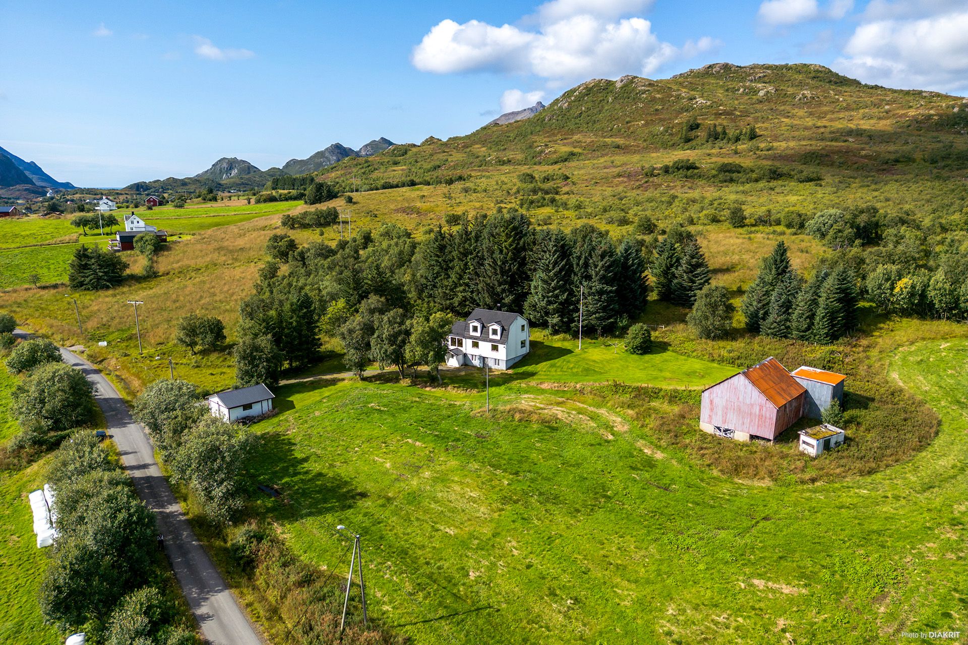 Nedlagt småbruk med våningshus, fjøs og garasje, landlig beliggende på Øver-Sund.. Bilde nummer 3 av 3