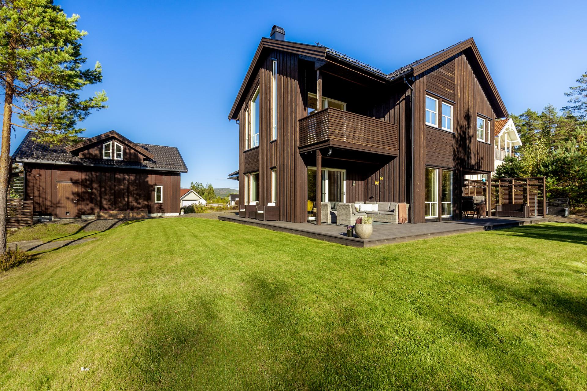 Fantastisk fin hjørnetomt ut mot naturen. Gode solforhold og helt usjenert - velkommen til Lyngvegen 11. Foto: INBOVI.. Bilde nummer 1 av 3