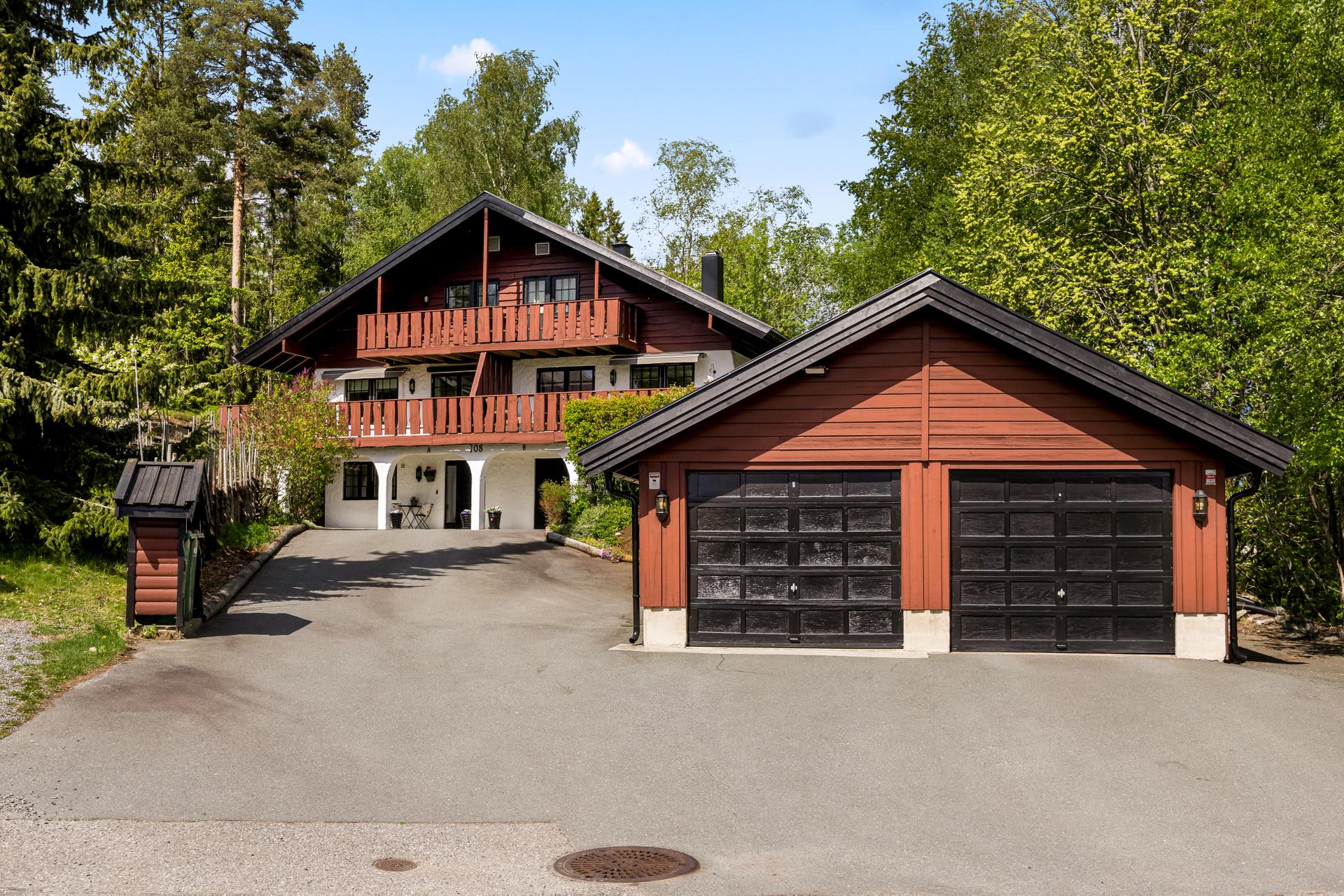Det medfølger en garasjeplass i venstre del av dobbelgarasjen, samt en utendørs parkeringsplass til venstre for garasjen. I tillegg er det gode parkeringsmuligheter både i oppkjørselen og foran garasjen. . Bilde nummer 3 av 3