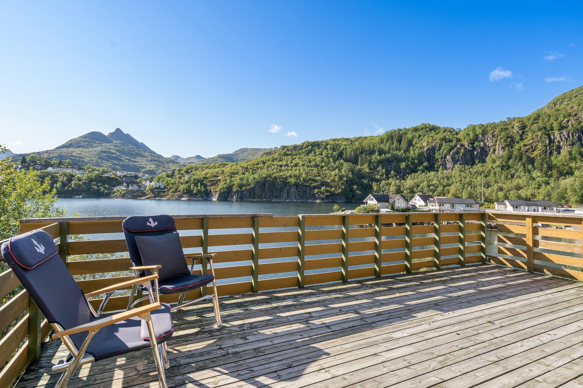 Fra eiendommen er det upåklagelig utsikt ut mot fjellene og Garsosen. . Bilde nummer 2 av 3