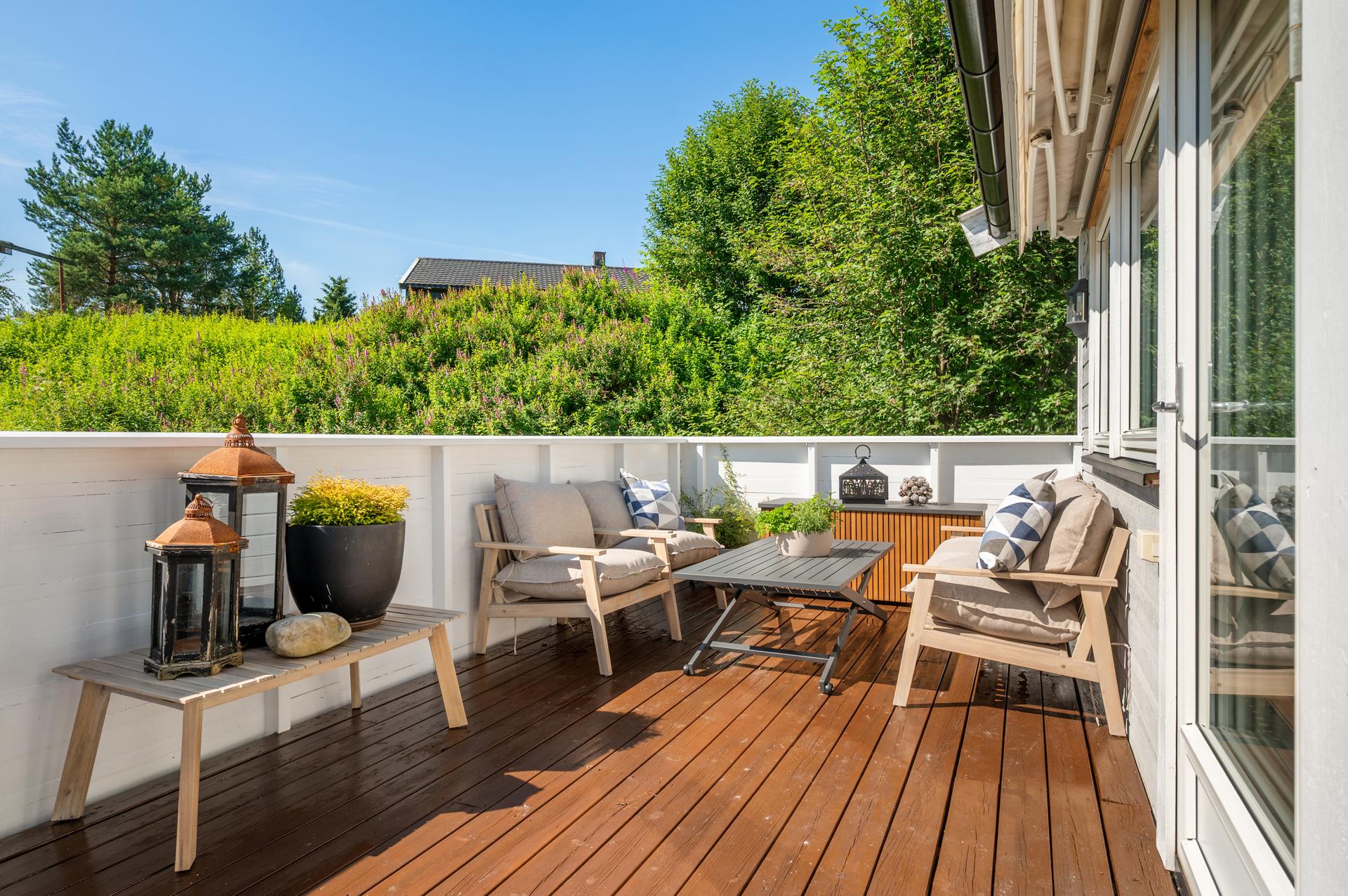 Den romslige terrassen på 19 m² gir flere møbleringsmuligheter og plass til både spisegruppe, loungeområde, planter og mye mer. Bilde nummer 2 av 3