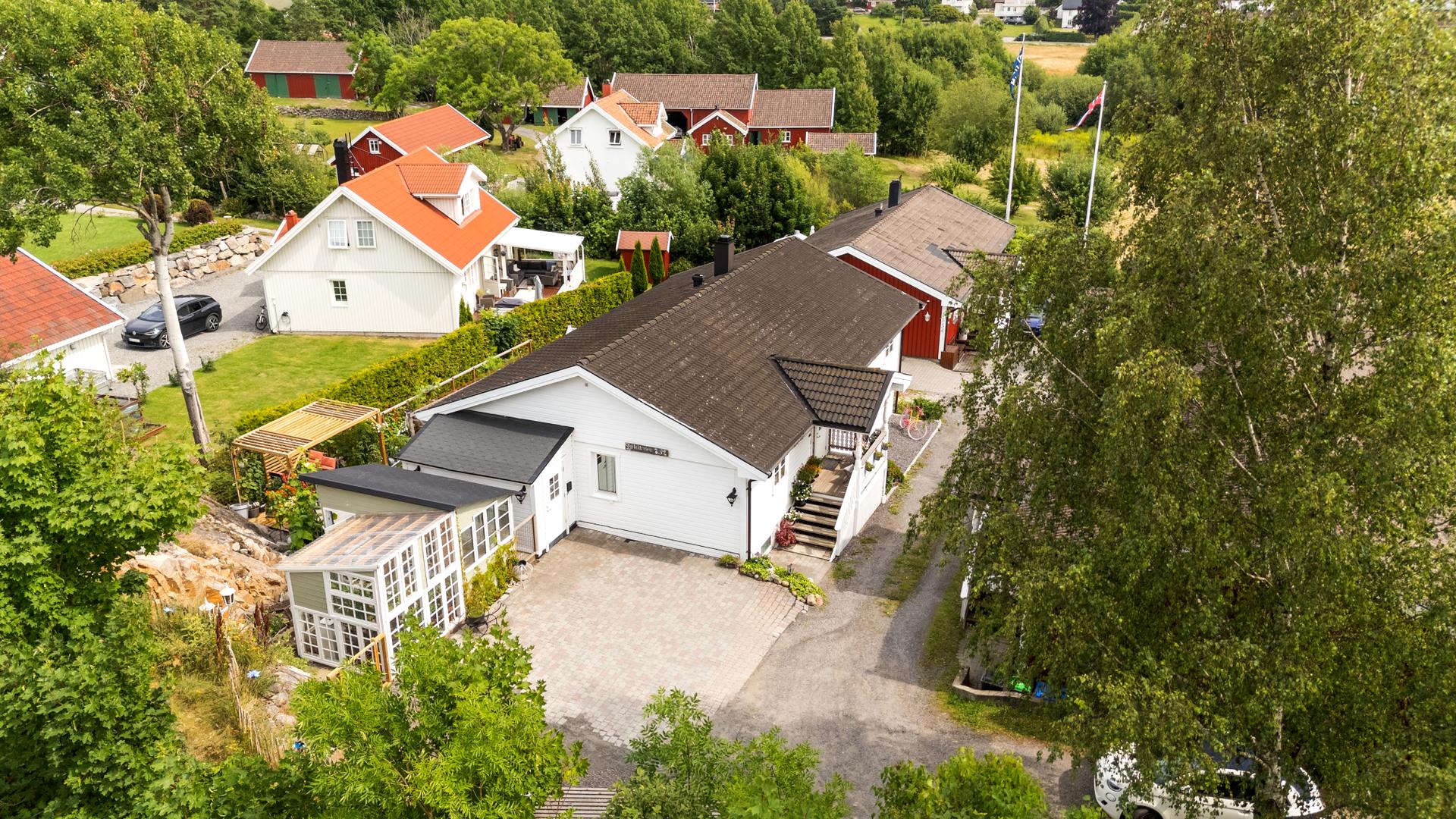 Velkommen til Larkollveien 752! Eiendommen har 623,5 kvm eiet tomt. Bilde nummer 2 av 3