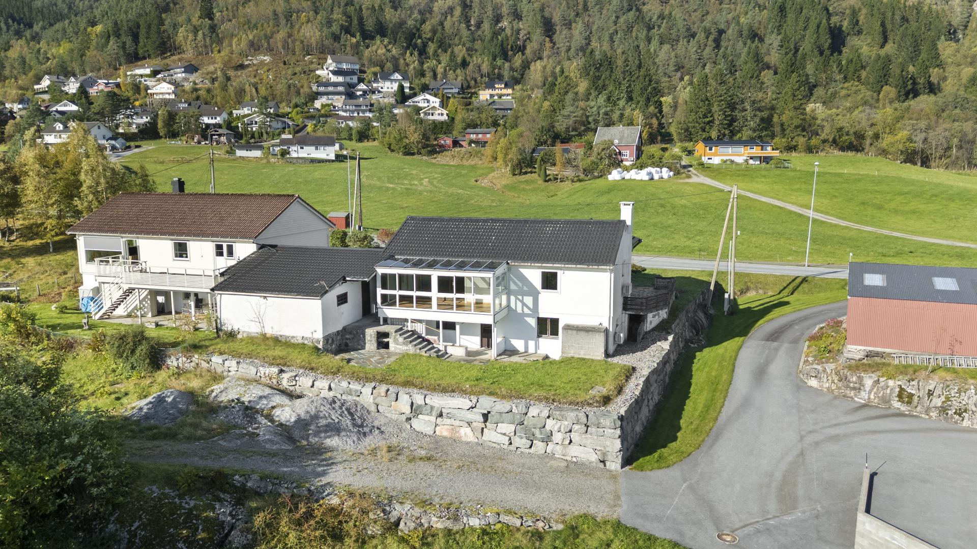 Eigedommen ligg fint til i landlige omgivelser på Kyrkjebø. Bilde nummer 2 av 3