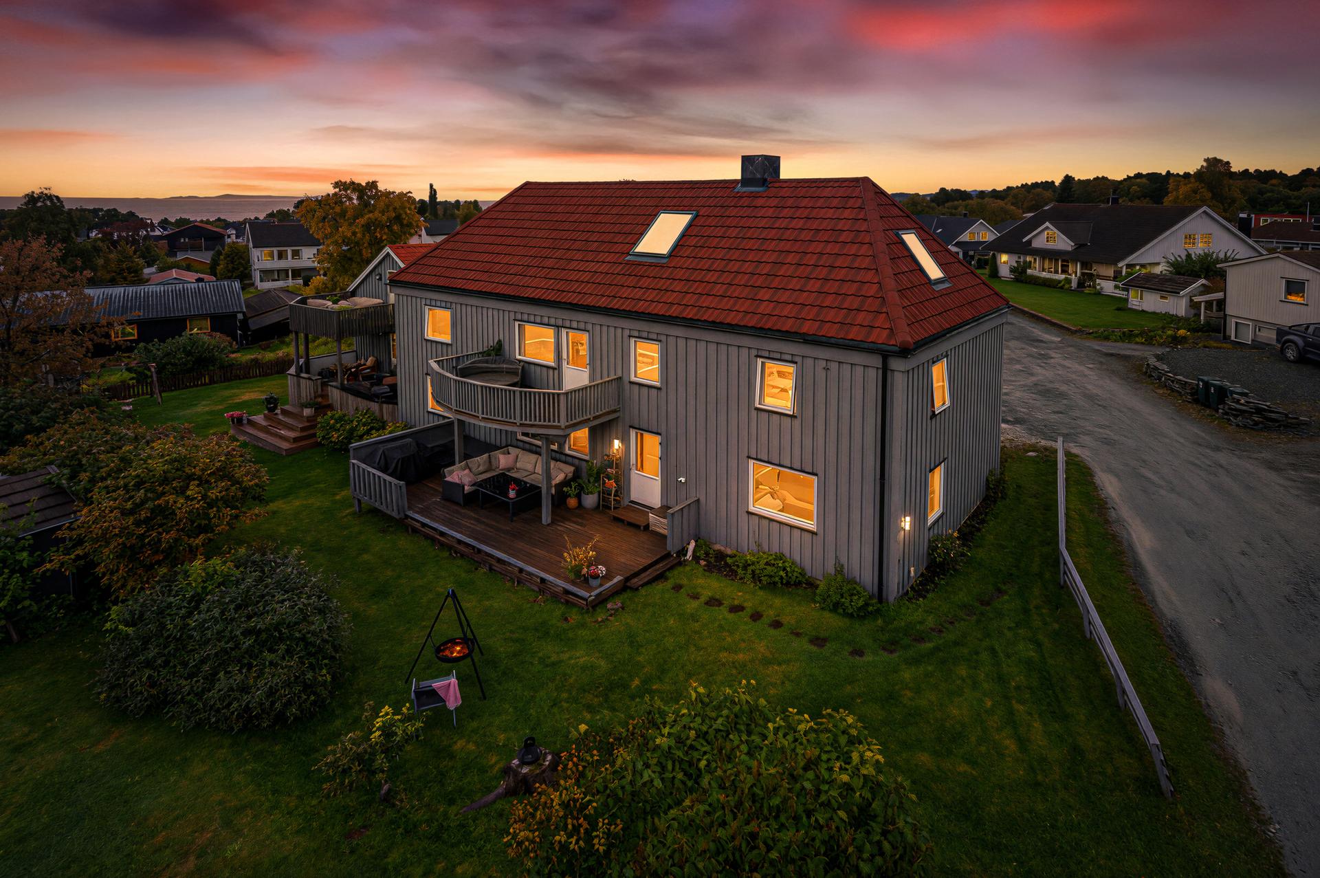 EiendomsMegler 1 v/Marius Aune Olsen har gleden av å presentere en innholdsrik og familievennlig vertikaltdelt halvpart med skjermet beliggenhet i blindvei!. Bilde nummer 1 av 3