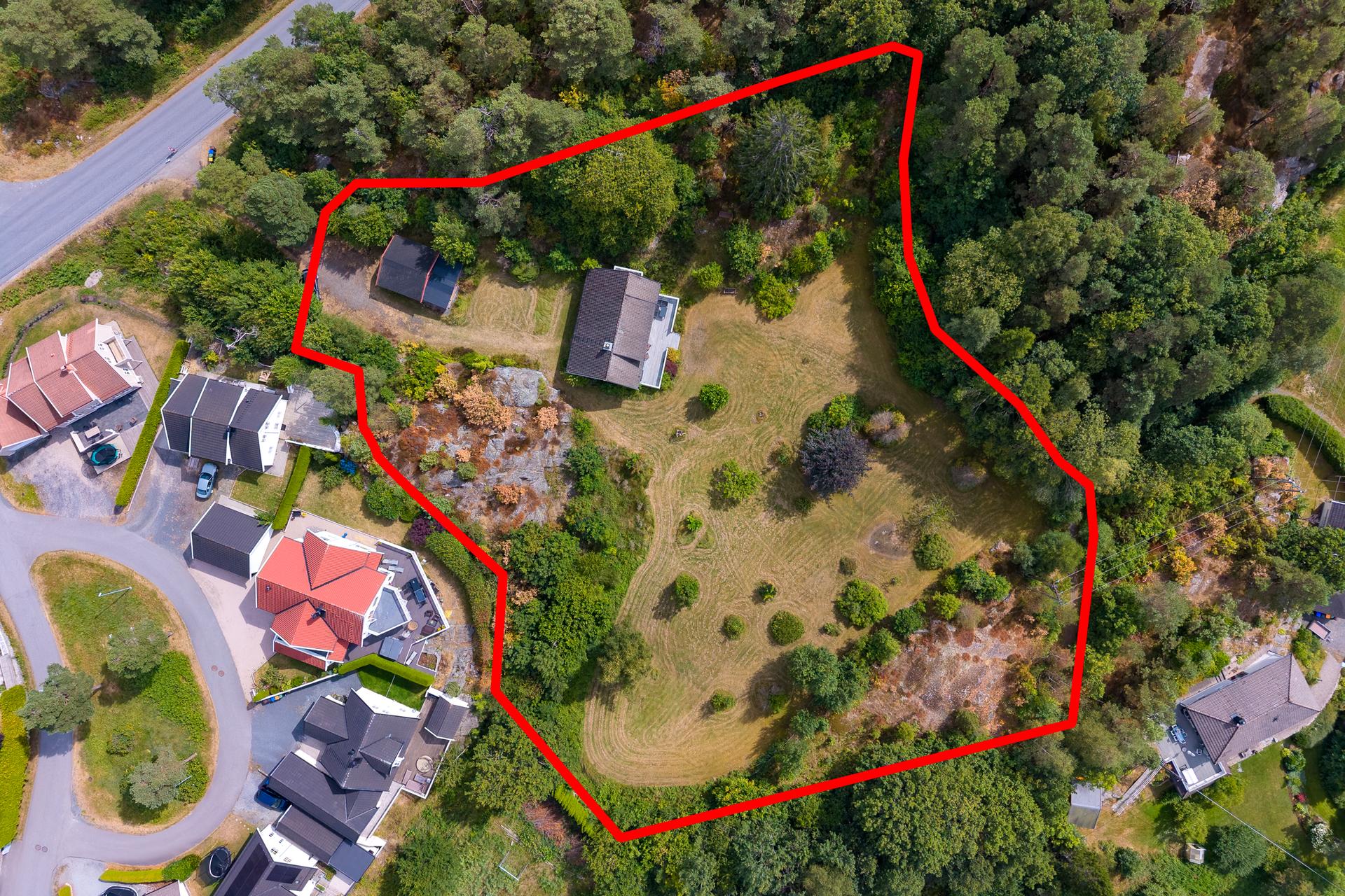 Tomtegrensen er markert for å illustrere eiendommens størrelse.. Bilde nummer 2 av 3