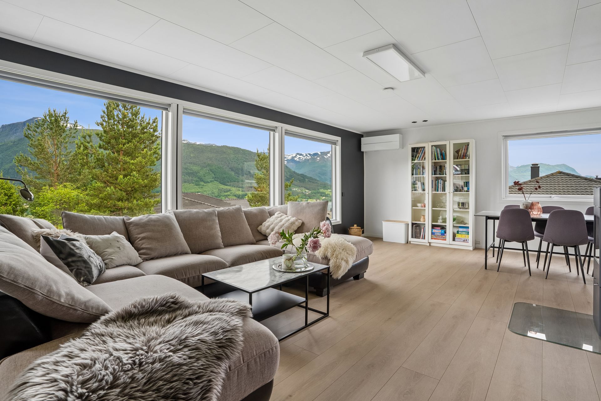 Porsvegen 3 presentert av EiendomsMegler1 Nordfjord ved Sissel Halnes
Foto: Efkt, Svein Olav Humberset.. Bilde nummer 1 av 3