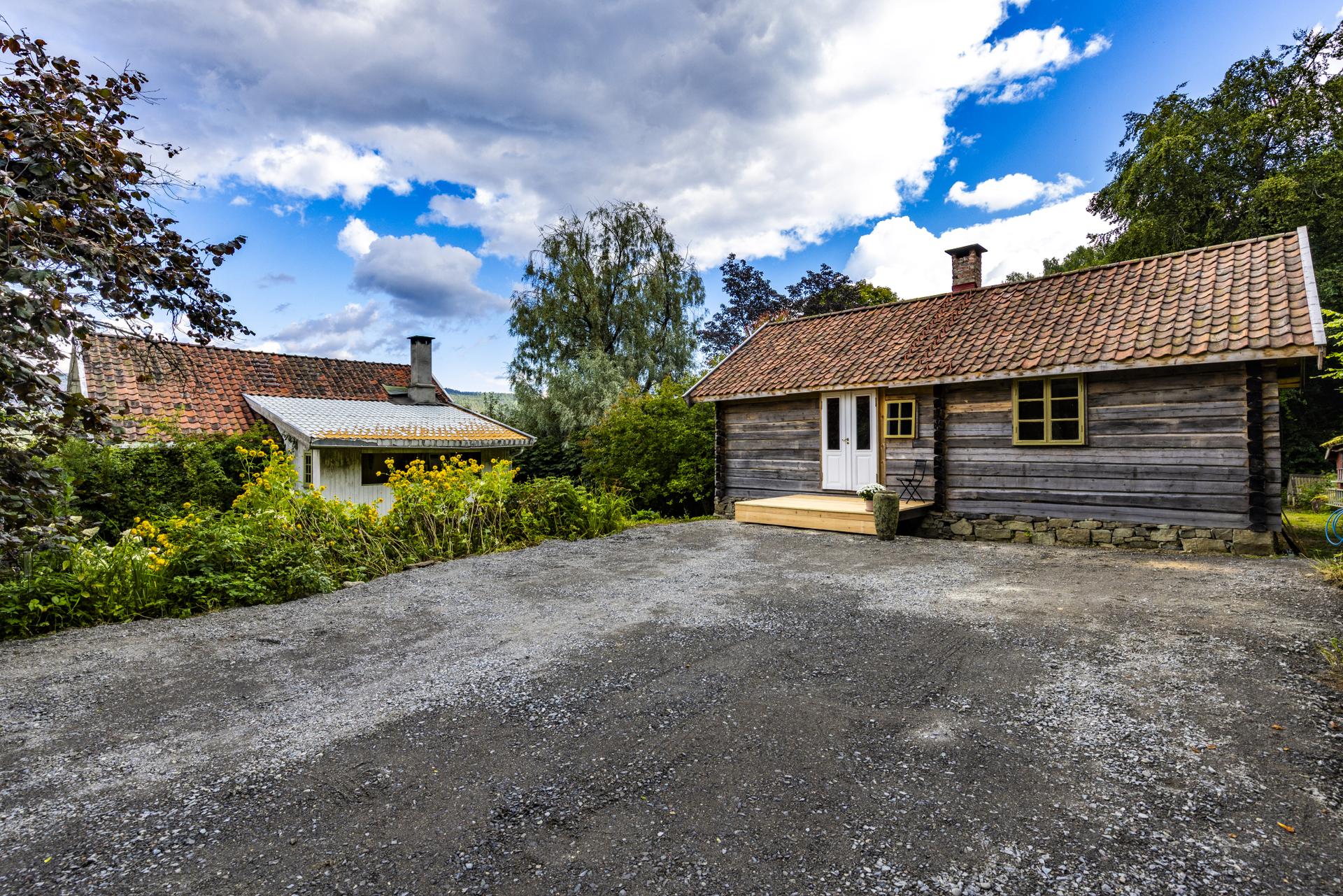 Gårdstunet ligger vakkert til med utsikt over fjorden og har en rekke eldre bygninger.. Bilde nummer 3 av 3