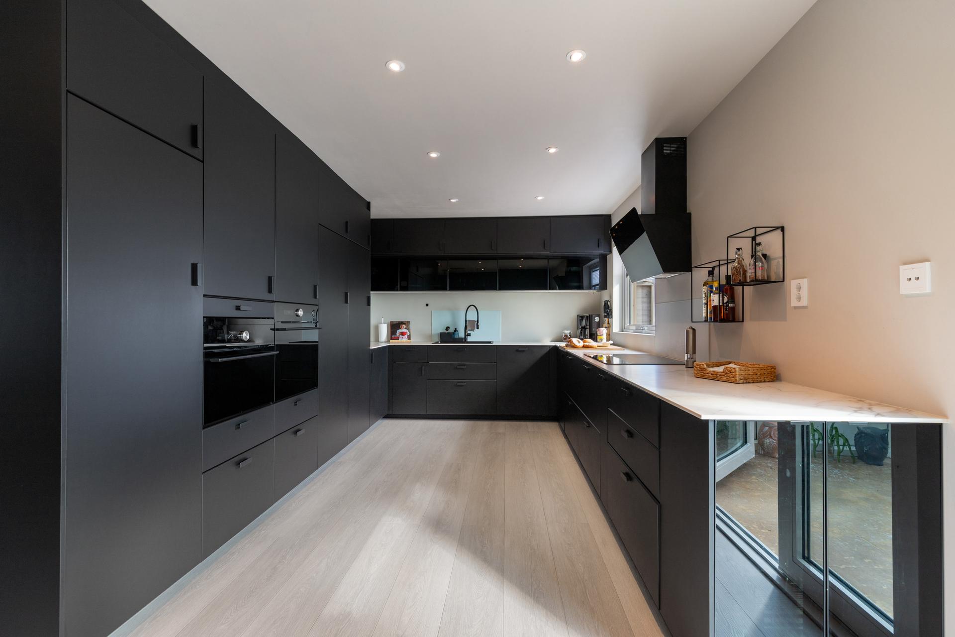 EiendomsMegler 1 har gleden av å presentere Skjongstranda 49! Foto: Lillys Studio (Lill Kristin Vold) - Ny tilstandsrapport på eiendommen!

Ikea kjøkkeninnredning med keramikk benkeplate.  . Bilde nummer 1 av 3
