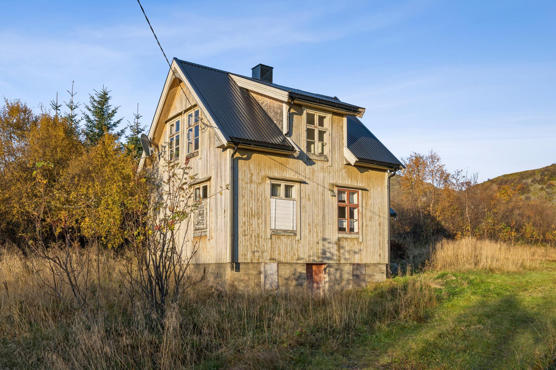 Eiendommen ligger i usjenerte og landlige omgivelser med naturen som nærmeste nabo. . Bilde nummer 3 av 3
