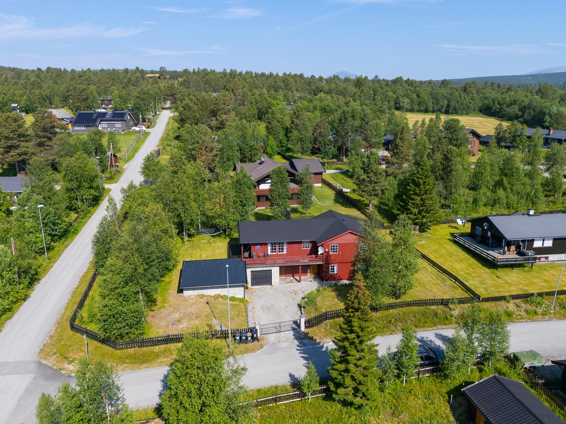 Eiendommen fra 1985 ligger flott til nær Skåbu sentrum.. Bilde nummer 3 av 3