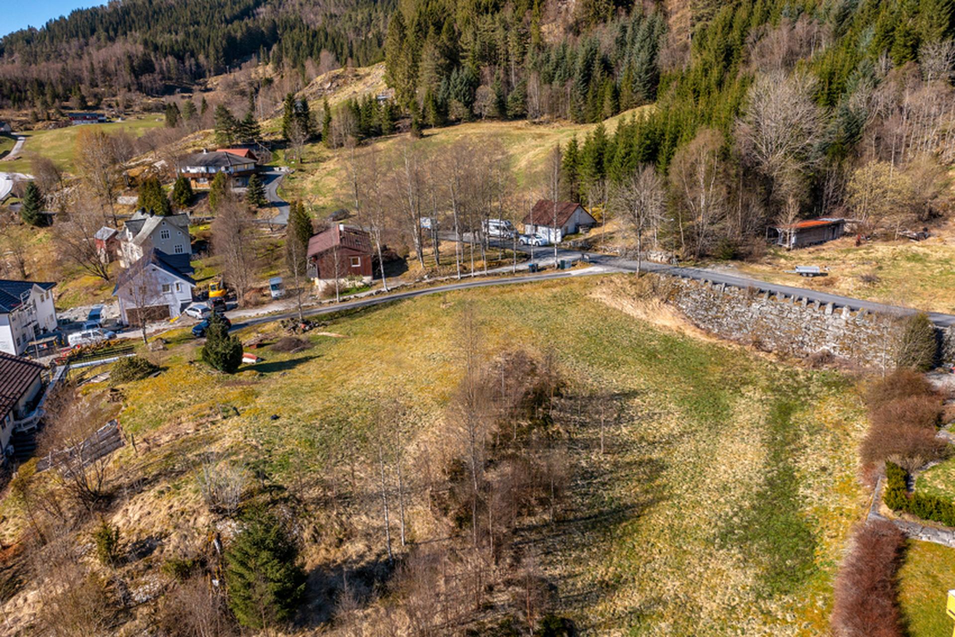 Tomta ligg solrikt og fint til. Bilde nummer 3 av 3