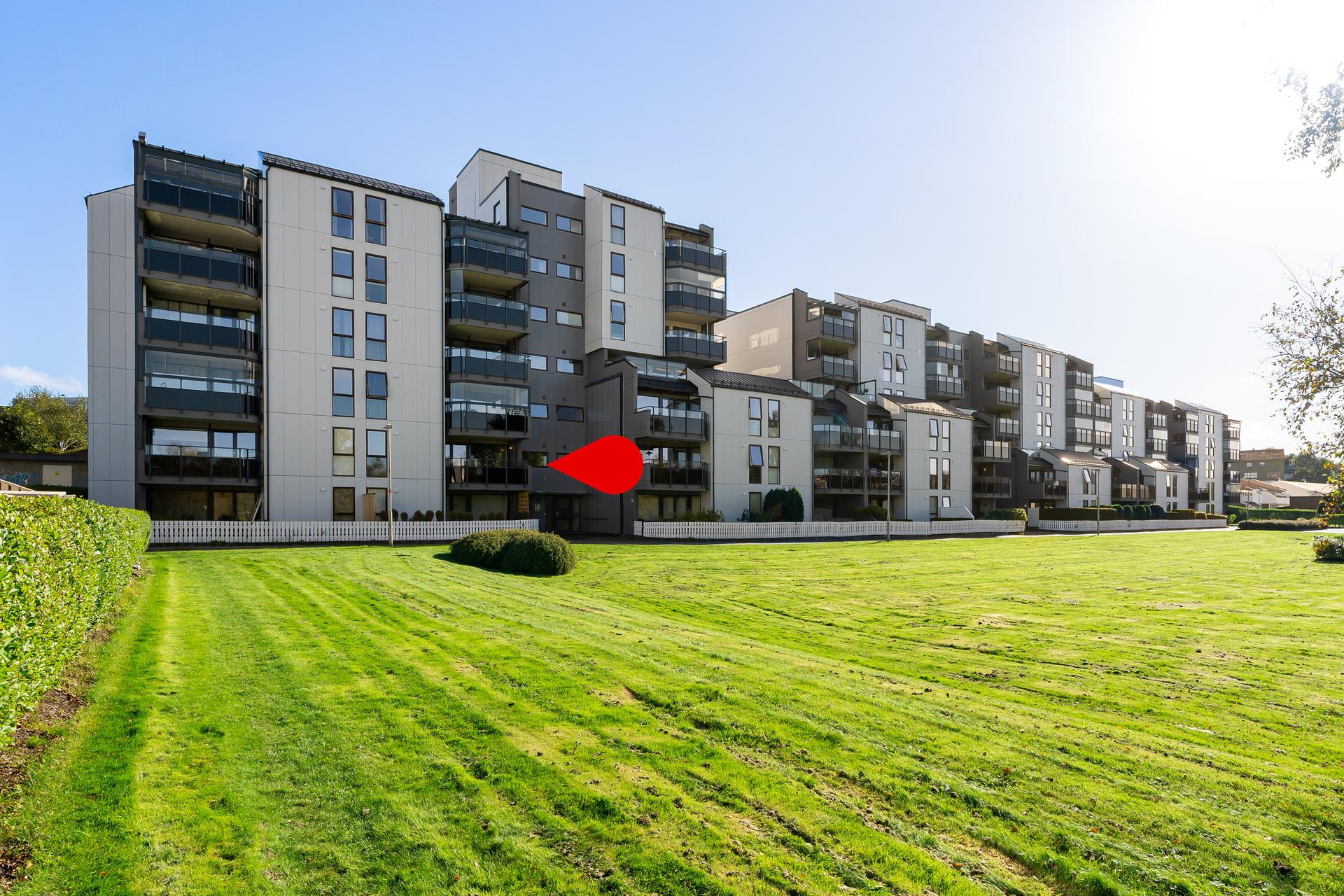 Kjekk selveierleilighet med 2 soverom i attraktivt sameie, sentralt plassert på Madla med gangavstand til alt av servicetilbud. Bilde nummer 2 av 3