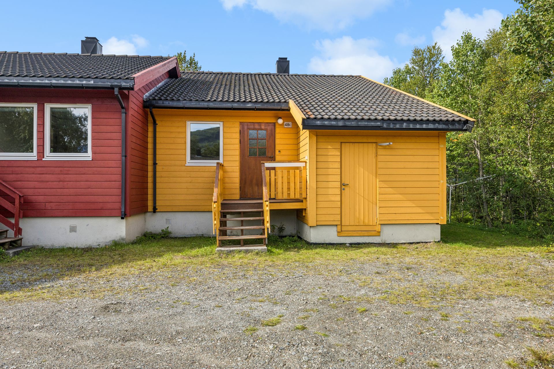 Lettstelt bolig på ett plan med romslig terrasse og praktisk utebod.. Bilde nummer 2 av 3