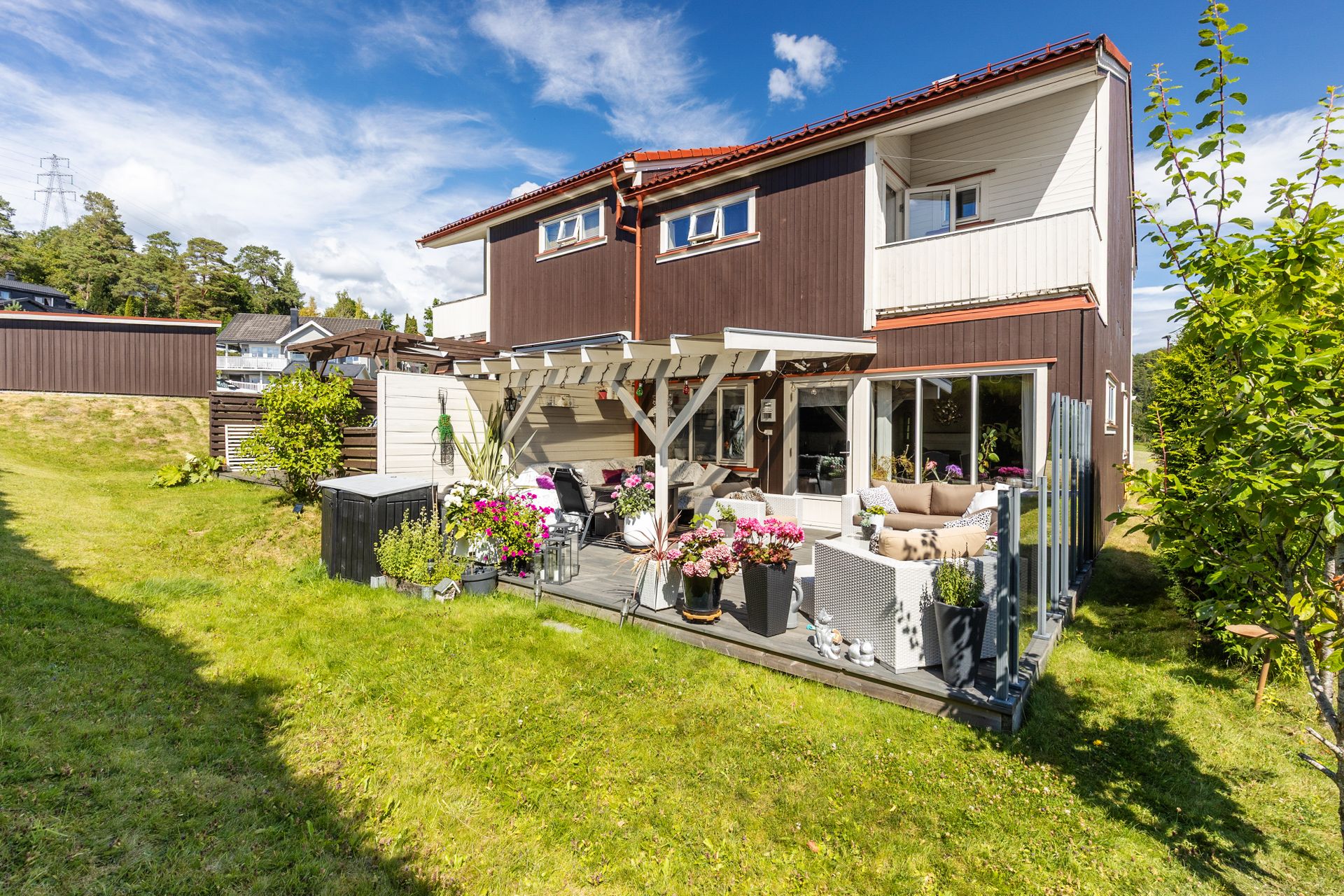 En innholdsrik og velholdt tomannsbolig med tre soverom og flotte uteplasser!. Bilde nummer 2 av 3