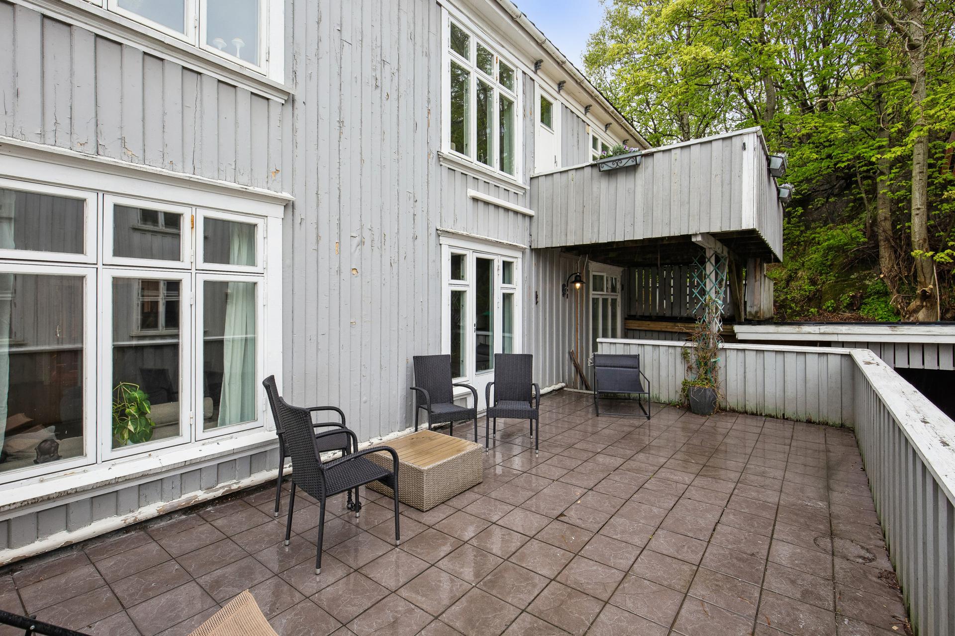 Selveierleilighet i høy 1. etasje, med sentrumsnær beliggenhet. Bilde nummer 2 av 3
