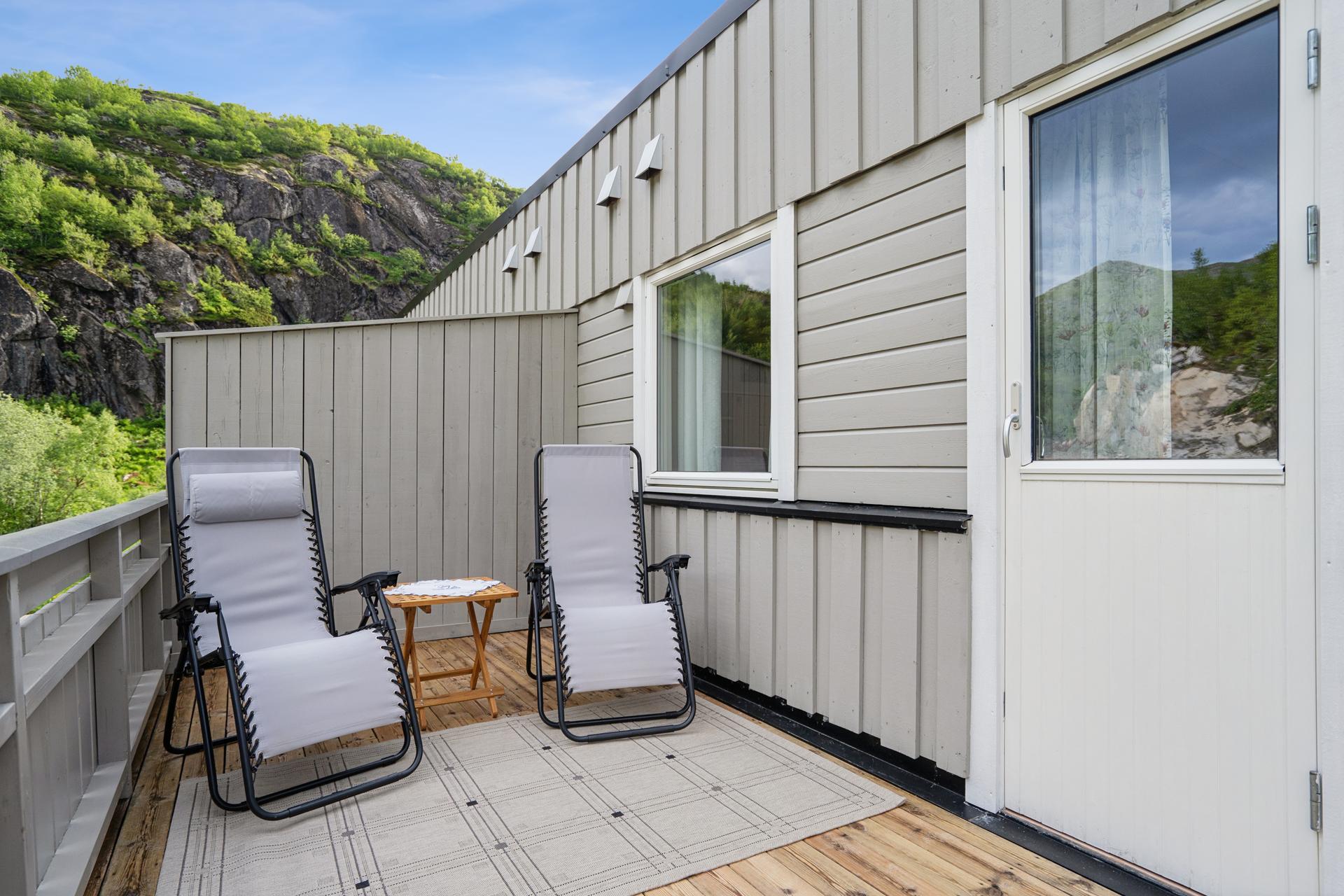 Fra kjøkkenet er det utgang til en romslig, nordvestvendt terrasse med tremmegulv.. Bilde nummer 3 av 3