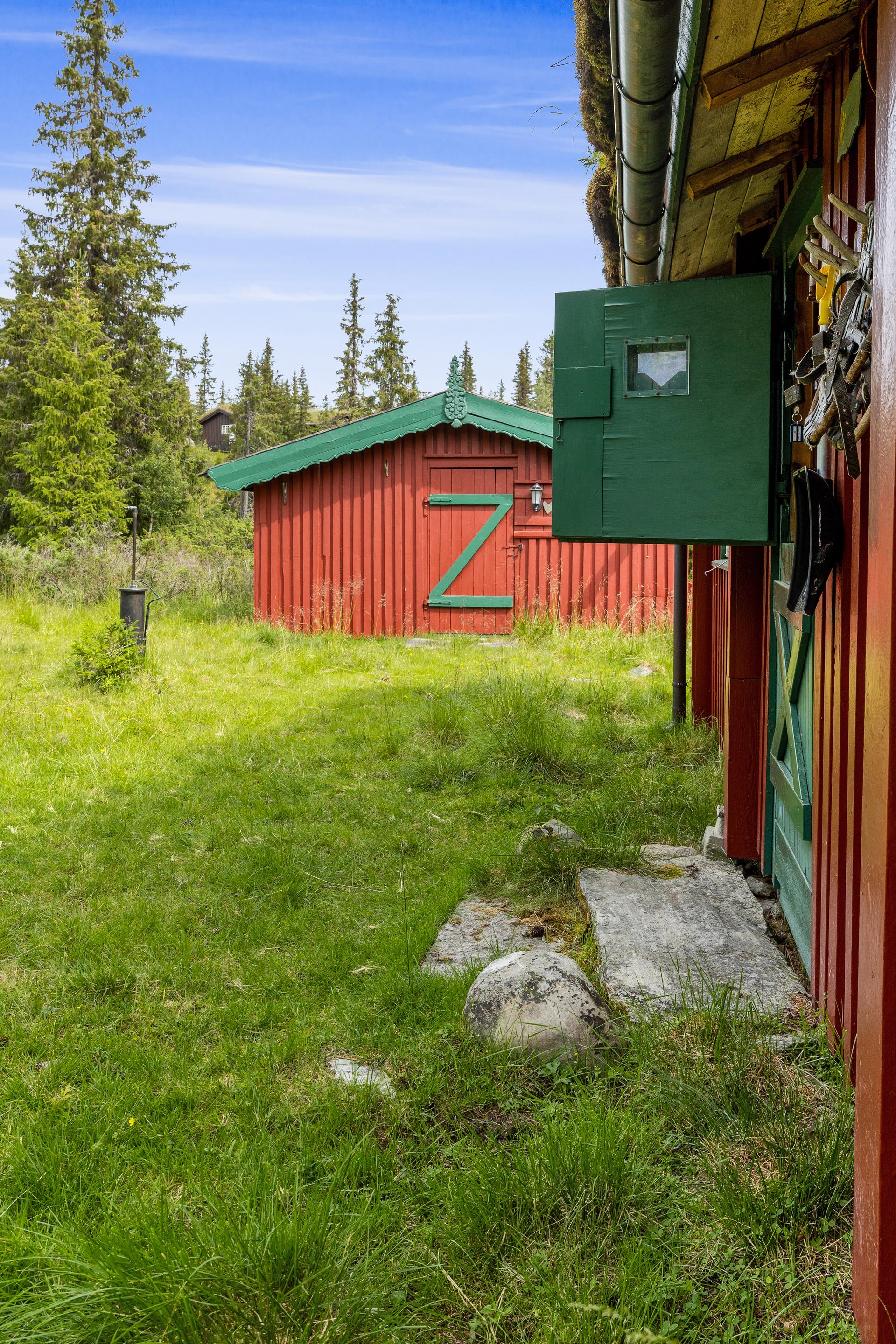 Eiendommen ligger i et rolig naturområde med stedegen vegetasjon.. Bilde nummer 3 av 3