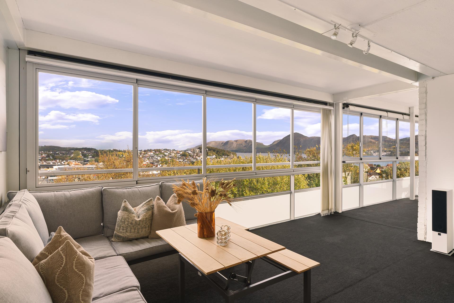 Eiendomsmegler 1 v/ Iselin Vaag presenterer: Lys og romslig hjørneleilighet med flott utsikt til Gandsfjorden | Stor innglasset balkong | 3 soverom. Foto: Eivind Dirdal.. Bilde nummer 1 av 3