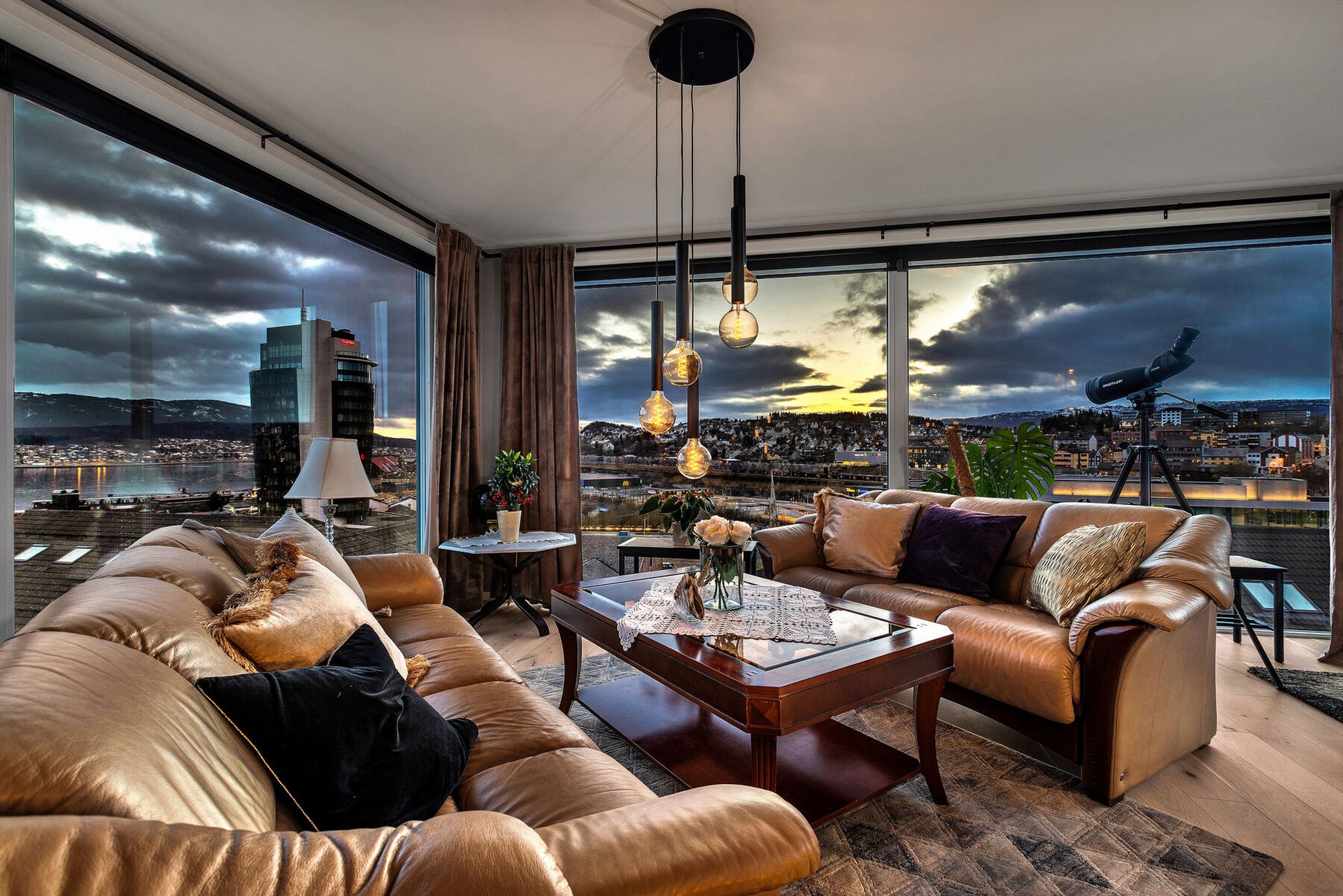 Hjørneplasseringen og de store vindusflatene gir en spektakulær utsikt over Narvik sentrum, havna og fjellene. Velkommen til en unik toppleilighet.  Foto: Punsvik foto. Bilde nummer 2 av 3