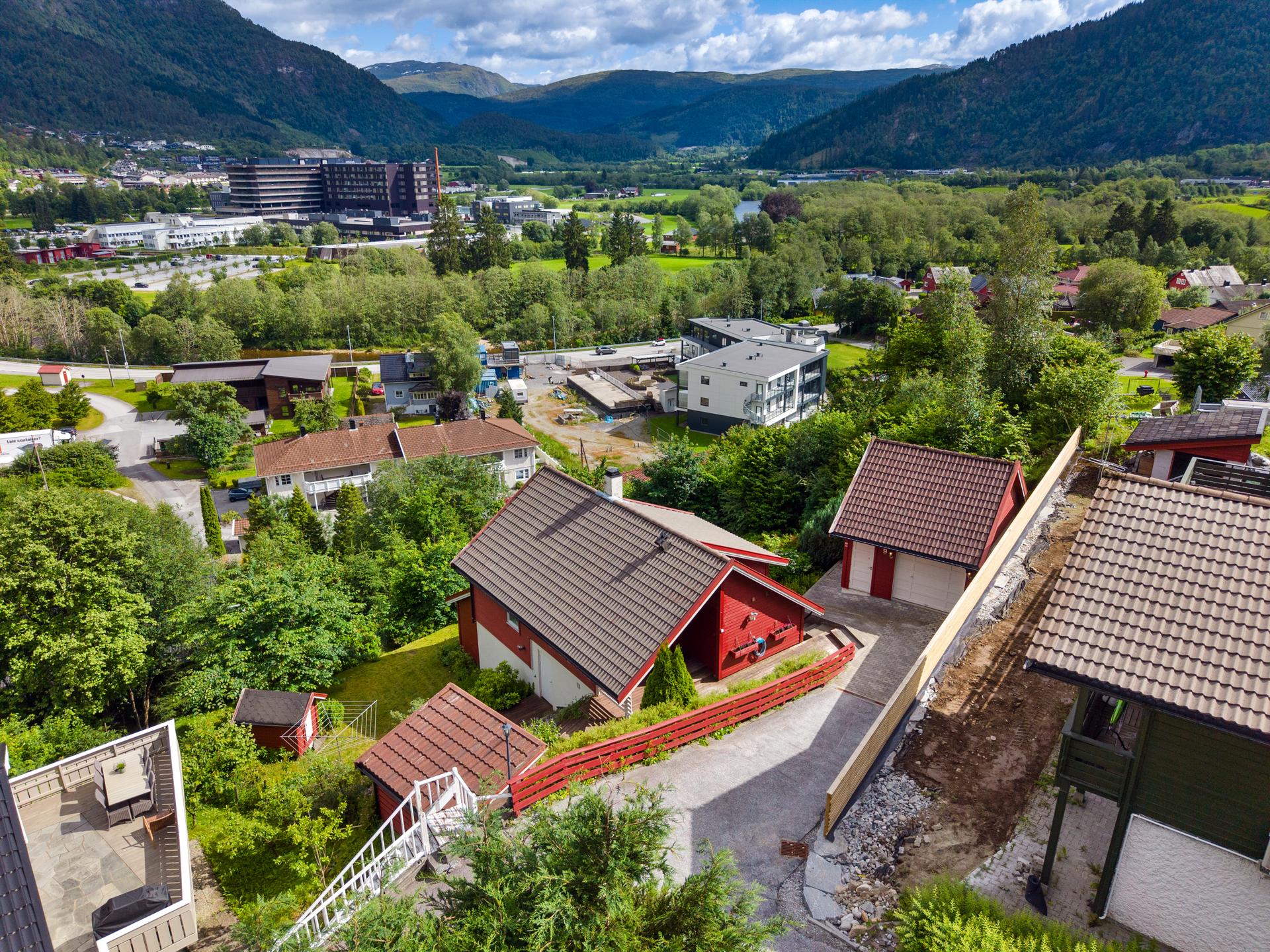 Eigedomen ligg på eit høgdedrag med flott utsikt mot Vie.. Bilde nummer 3 av 3