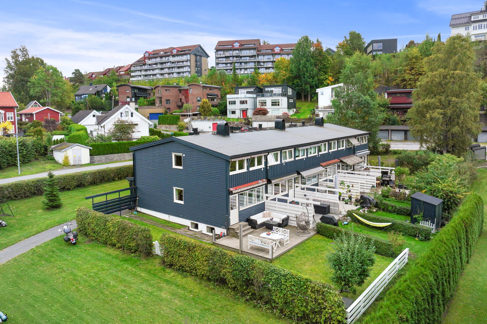 Enderekkehus over tre plan med stor hage og skjermet terrasseplatting.. Bilde nummer 2 av 3