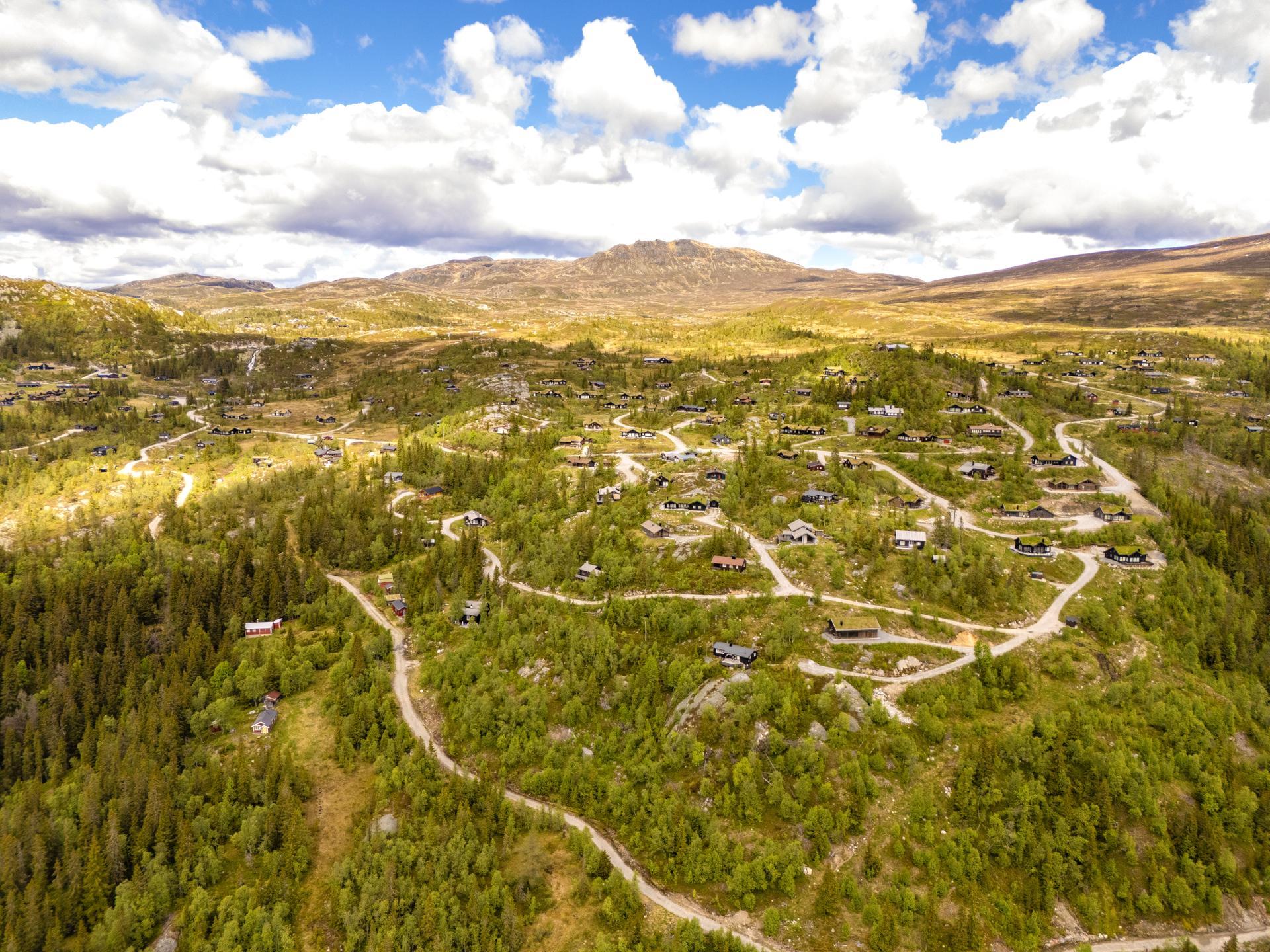Her får du en 704 kvm stor fritidstomt med en fenomenal utsikt over fjellandskapet.. Bilde nummer 2 av 3