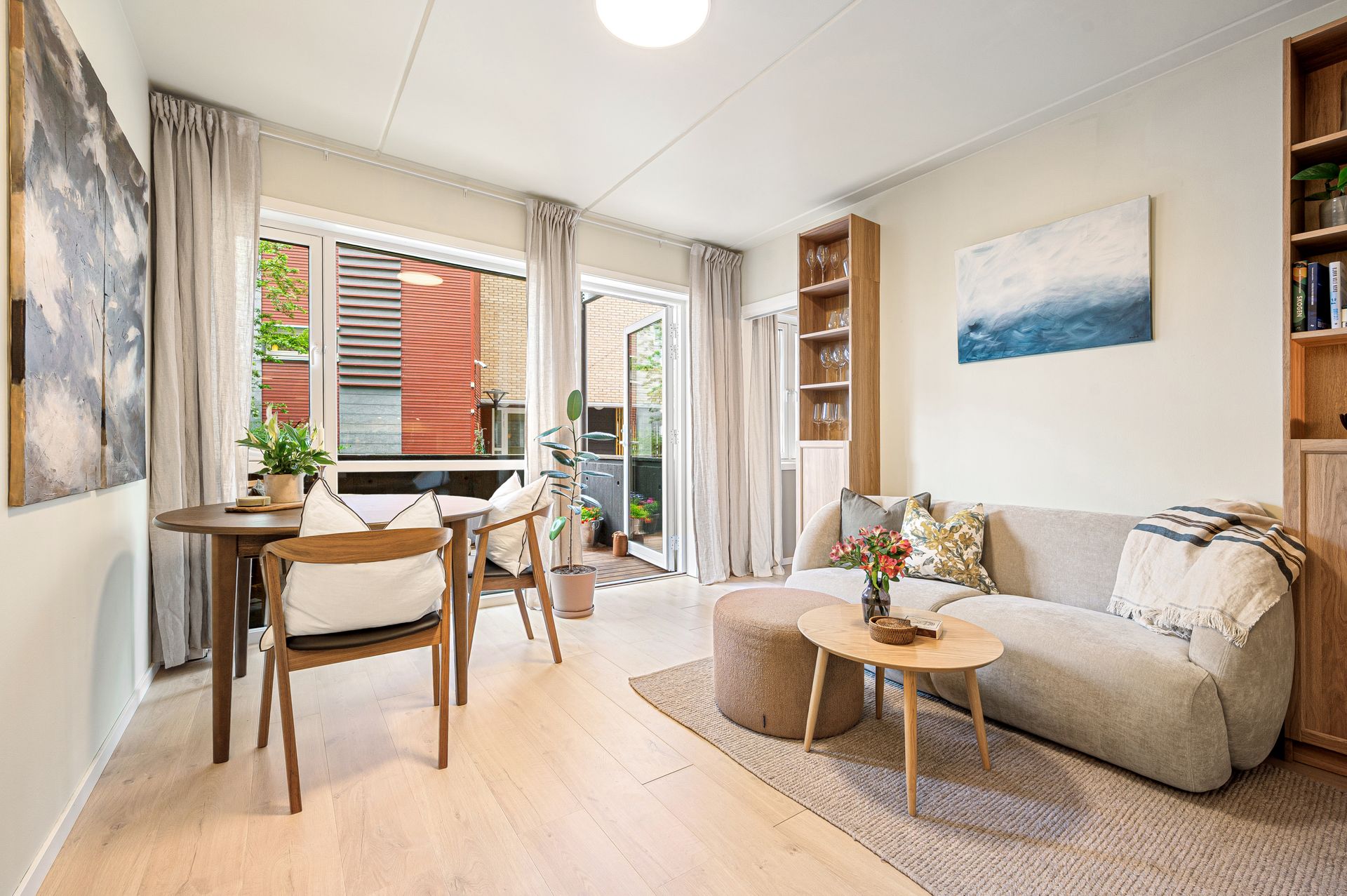 EiendomsMegler 1 ved Markus Tangvik har gleden av å presentere en stilren 2-roms leilighet i Dyre Halses gate 14 på Solsiden. Foto: Krokstad & Nervik Boligfotografer.. Bilde nummer 1 av 3