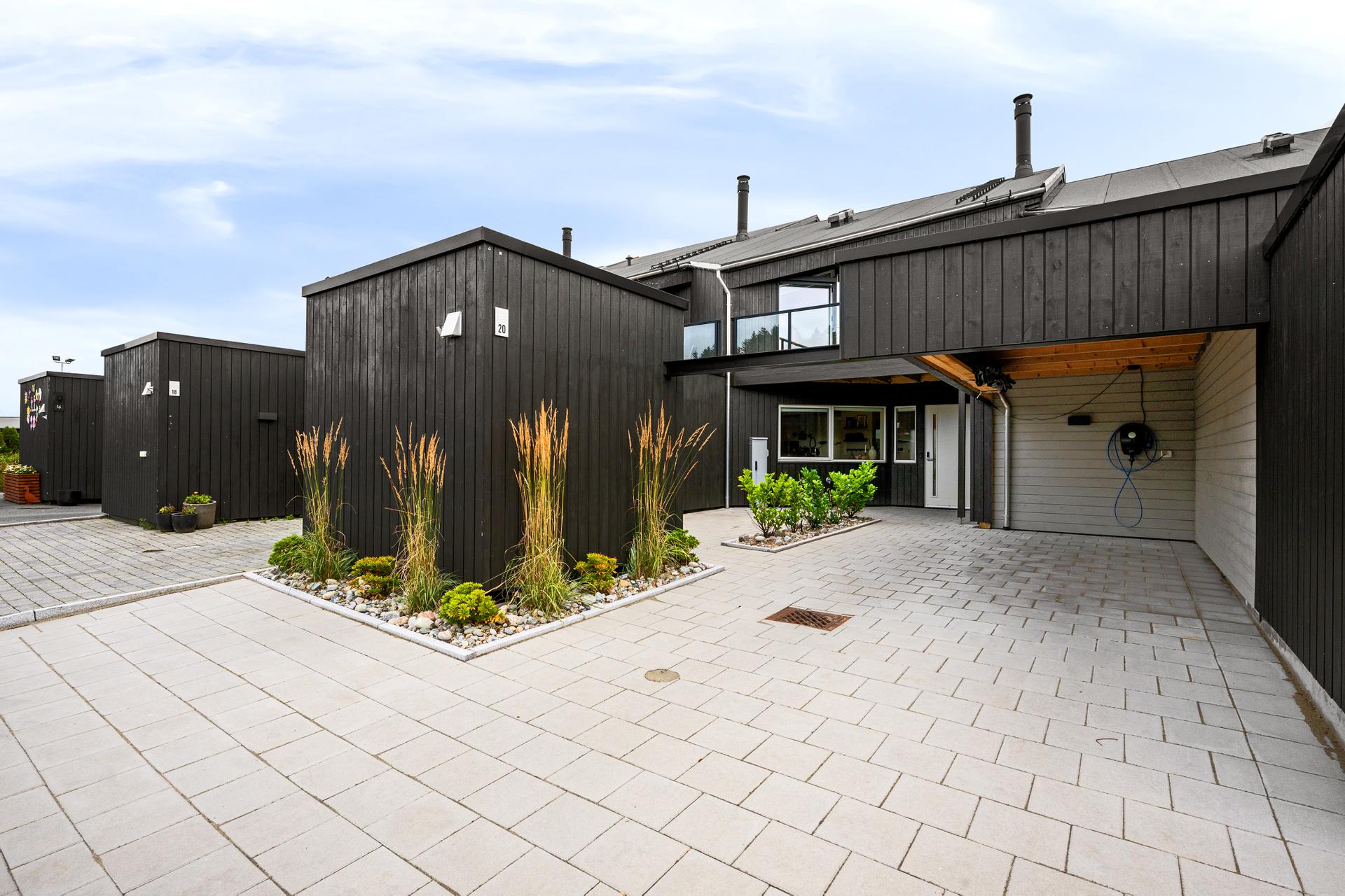 Hyggelig inngangsparti med parkering i carport og plass til én ekstra bil. Carporten er tilrettelagt med åpen løsning som gir enkel inn- og utkjøring samt god plass ved bilen.. Bilde nummer 2 av 3