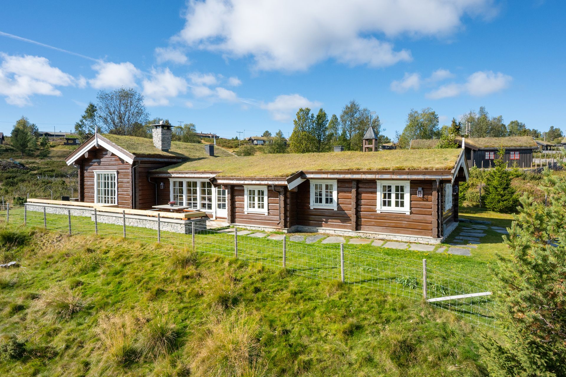 Fritidseiendommen ligger fint til i rolige og naturskjønne omgivelser på Kvamsfjellet, ca 900 moh.. Bilde nummer 2 av 3