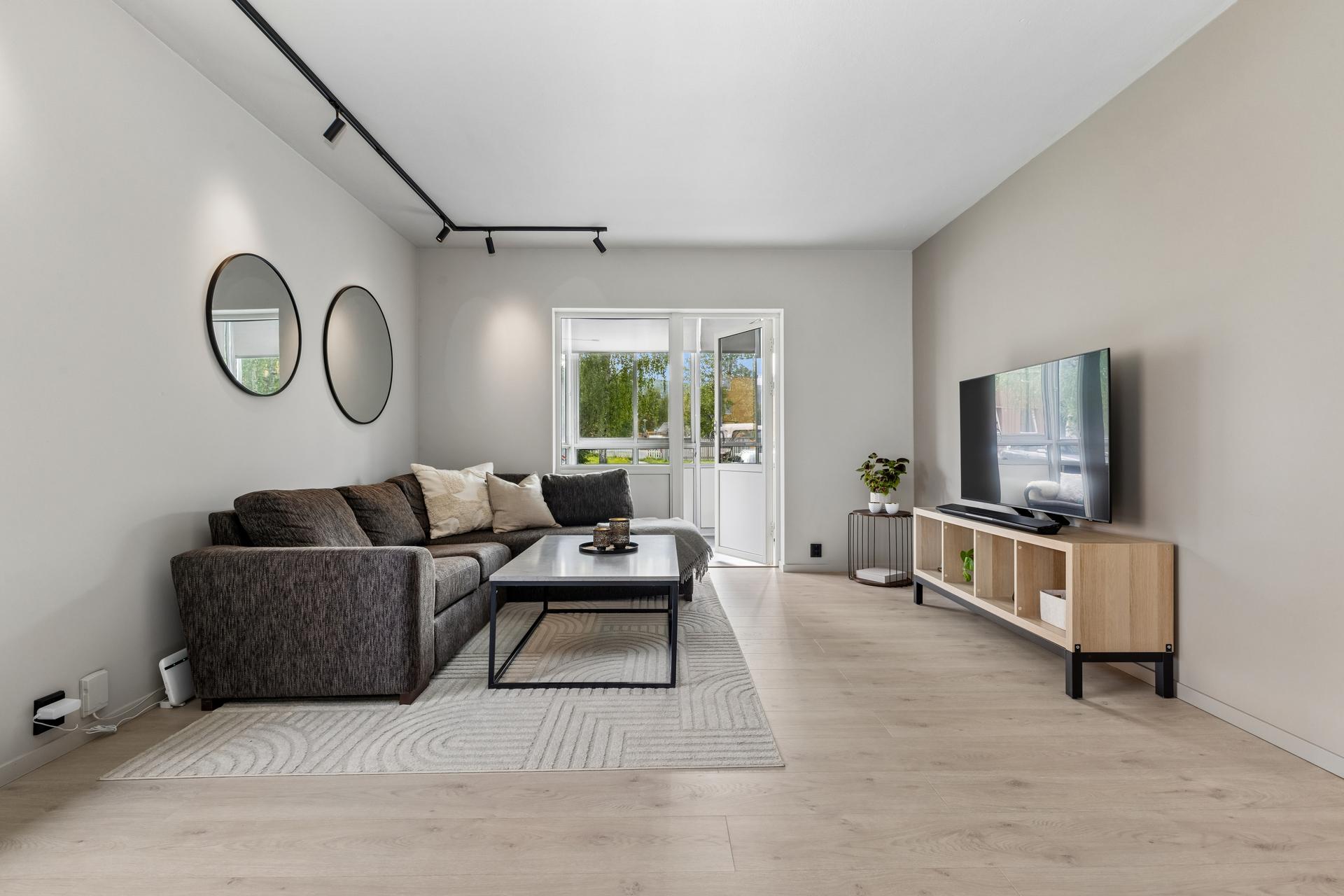 Velkommen til en lys og tiltalende 2-roms leilighet i 1. etasje, hvor moderne oppgraderinger, en praktisk planløsning og en attraktiv beliggenhet gir et hjem det er enkelt å trives i.. Bilde nummer 2 av 3