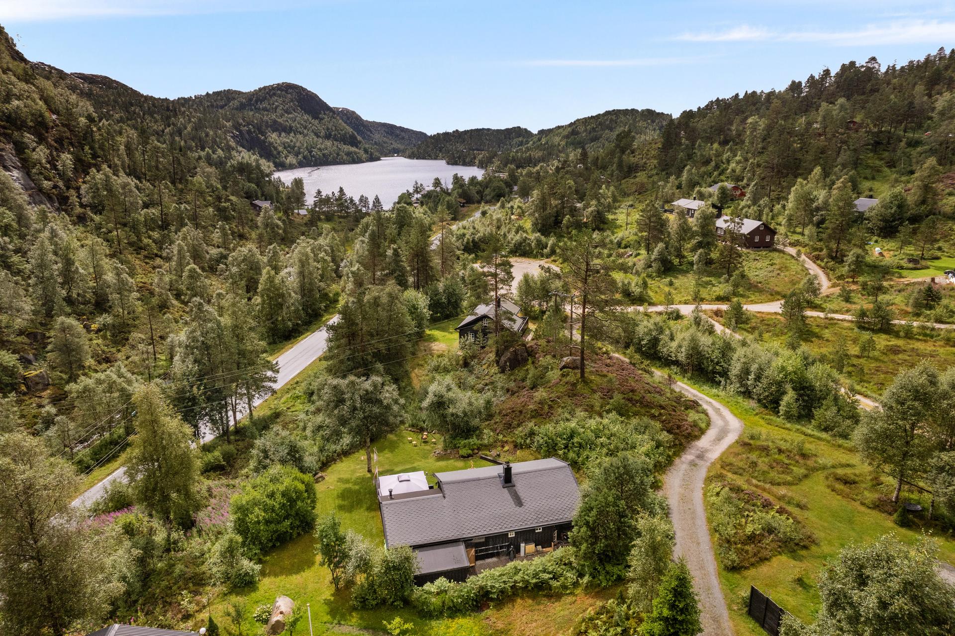 Eiendommen ligger i naturskjønne omgivelser med nærhet til skiløyper og badevann.. Bilde nummer 3 av 3